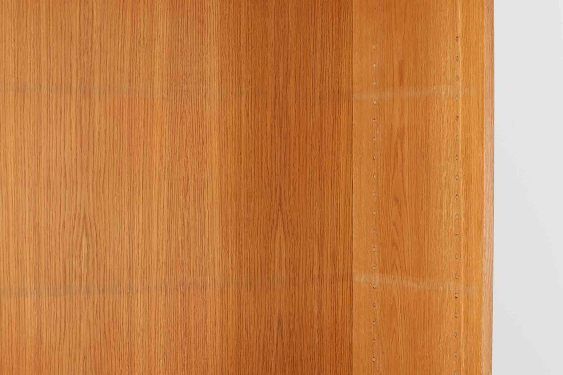 北欧より買い付けたHans J. Wegnerデザインのブックシェルフです。 彼のキャビネット類を数多く手がけたRY mobler社製の本棚です。本体はオーク材が使用されています。 シンプルなデザインながらも要所要所にウェグナーらしいデザインが施してあり、実用性にも優れている逸品です。高さがあるため使用中には見えにくいですが、天板に輪染みがあるため、お求めやすい価格に設定しています。