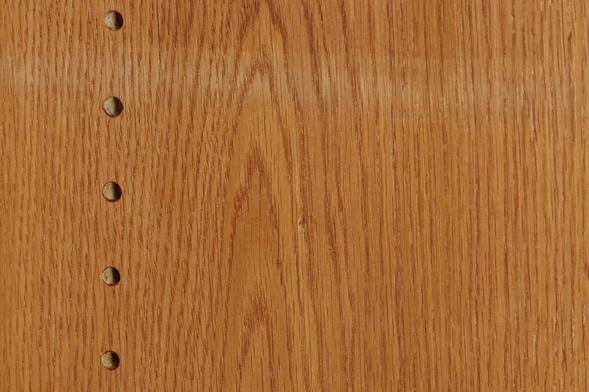 北欧より買い付けたHans J. Wegnerデザインのブックシェルフです。 彼のキャビネット類を数多く手がけたRY mobler社製の本棚です。本体はオーク材が使用されています。 シンプルなデザインながらも要所要所にウェグナーらしいデザインが施してあり、実用性にも優れている逸品です。高さがあるため使用中には見えにくいですが、天板に輪染みがあるため、お求めやすい価格に設定しています。