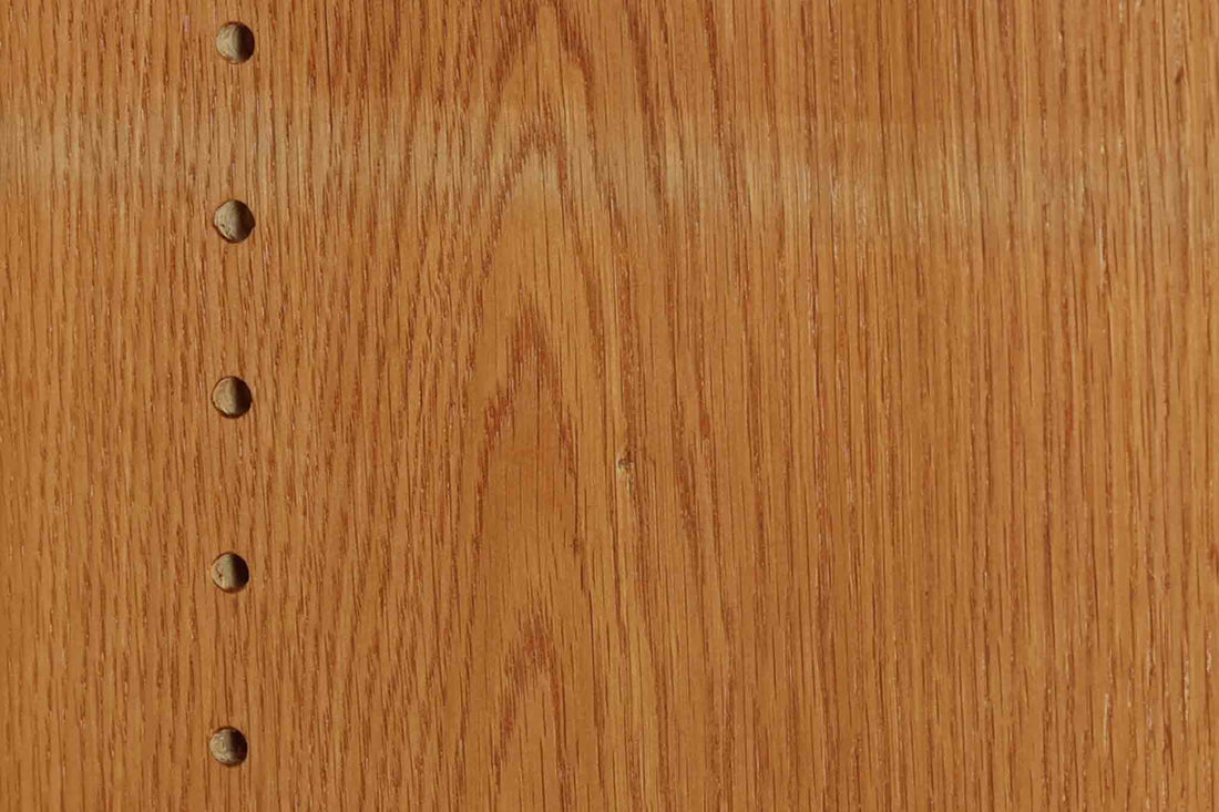 北欧より買い付けたHans J. Wegnerデザインのブックシェルフです。 彼のキャビネット類を数多く手がけたRY mobler社製の本棚です。本体はオーク材が使用されています。 シンプルなデザインながらも要所要所にウェグナーらしいデザインが施してあり、実用性にも優れている逸品です。高さがあるため使用中には見えにくいですが、天板に輪染みがあるため、お求めやすい価格に設定しています。