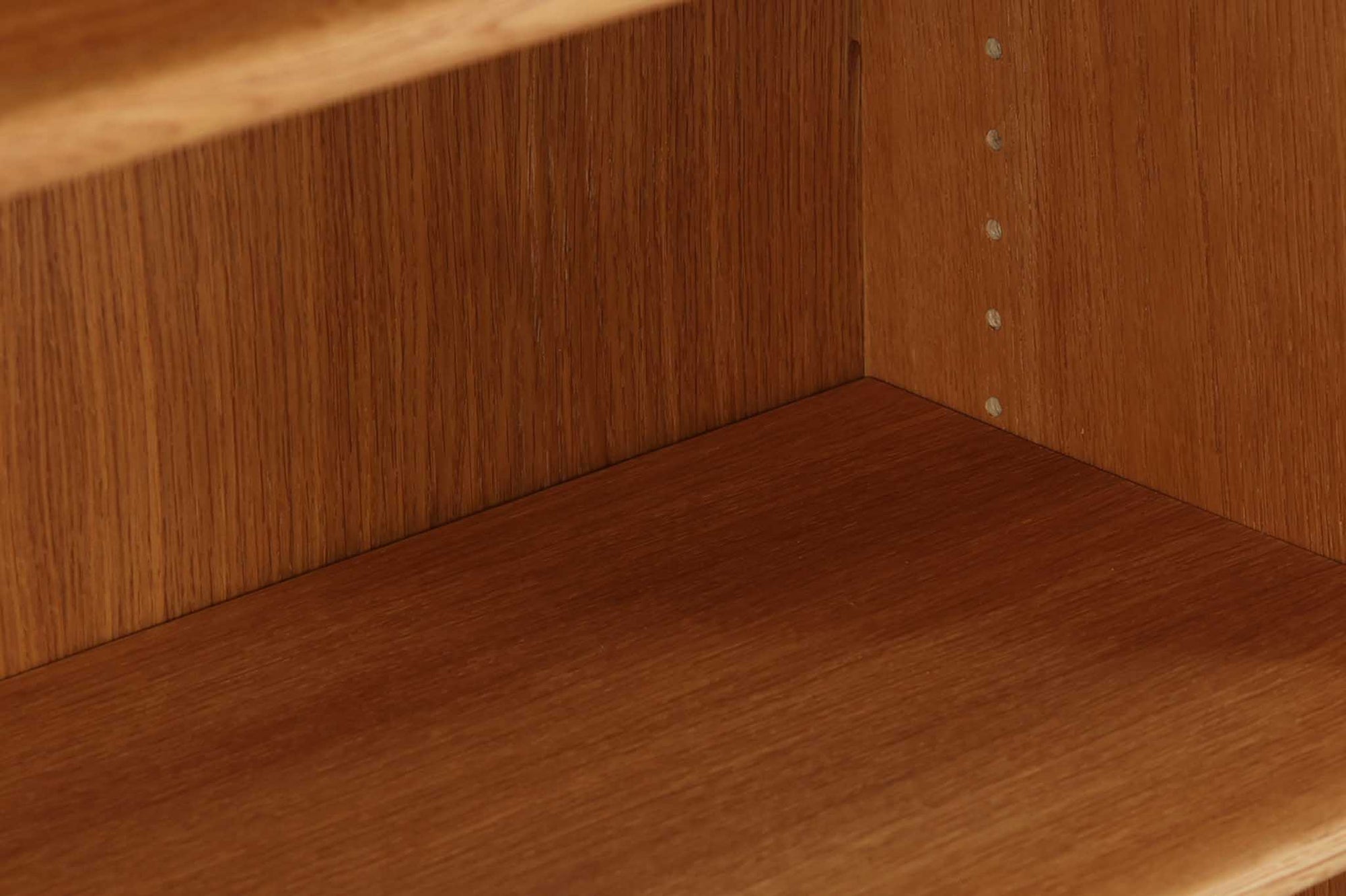 北欧より買い付けたHans J. Wegnerデザインのブックシェルフです。 彼のキャビネット類を数多く手がけたRY mobler社製の本棚です。本体はオーク材が使用されています。 シンプルなデザインながらも要所要所にウェグナーらしいデザインが施してあり、実用性にも優れている逸品です。高さがあるため使用中には見えにくいですが、天板に輪染みがあるため、お求めやすい価格に設定しています。