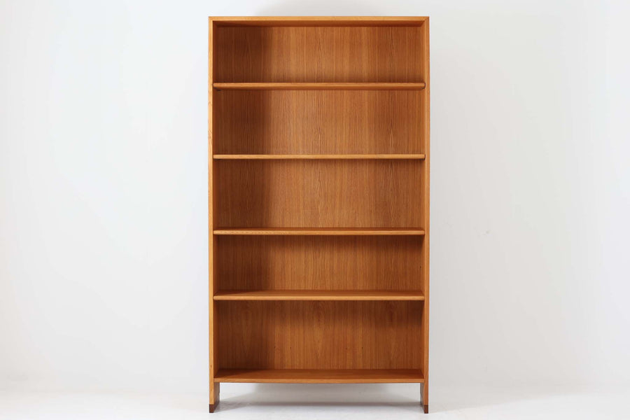 北欧より買い付けたHans J. Wegnerデザインのブックシェルフです。 彼のキャビネット類を数多く手がけたRY mobler社製の本棚です。本体はオーク材が使用されています。 シンプルなデザインながらも要所要所にウェグナーらしいデザインが施してあり、実用性にも優れている逸品です。高さがあるため使用中には見えにくいですが、天板に輪染みがあるため、お求めやすい価格に設定しています。