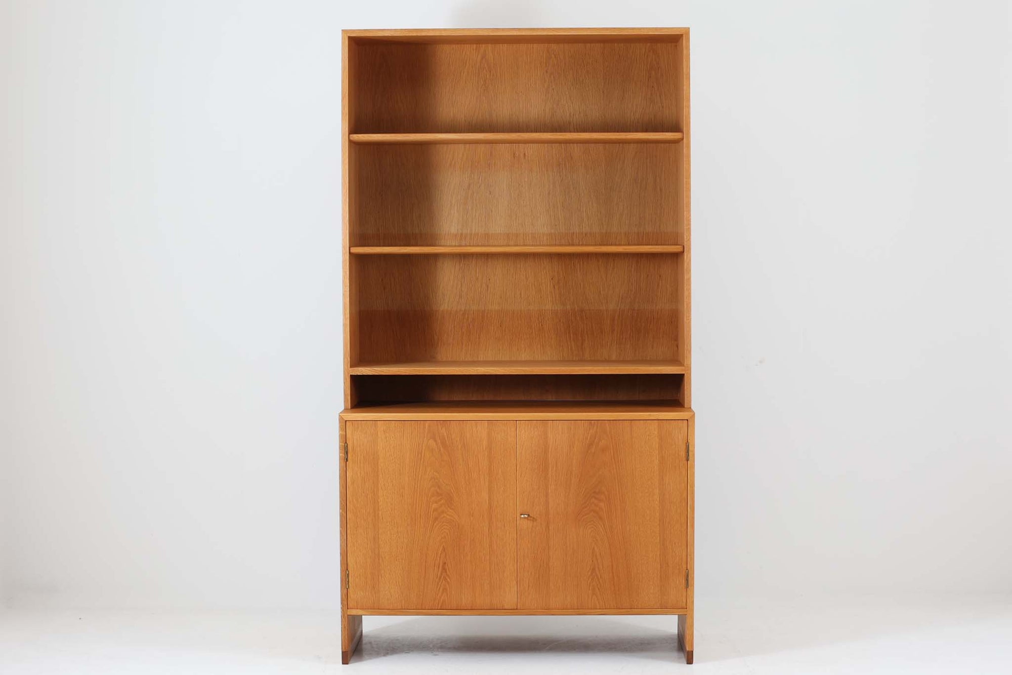 北欧より買い付けたHans J. Wegnerデザインのブックシェルフです。 彼のキャビネット類を数多く手がけたRY mobler社製の本棚です。 シンプルなデザインながらも要所要所にウェグナーらしいデザインが施してあり、実用性にも優れている逸品です。全てオーク材のモデルです。