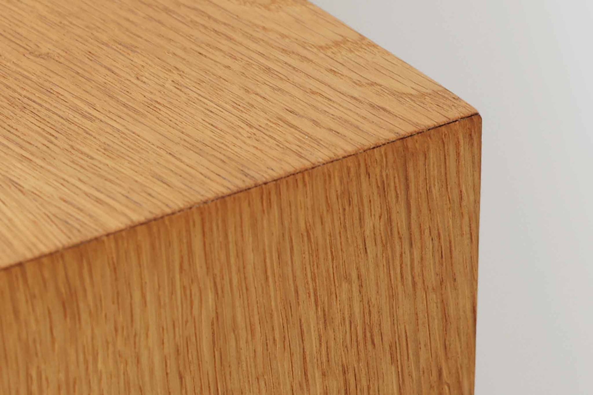 北欧より買い付けたHans J. Wegnerデザインのブックシェルフです。 彼のキャビネット類を数多く手がけたRY mobler社製の本棚です。 シンプルなデザインながらも要所要所にウェグナーらしいデザインが施してあり、実用性にも優れている逸品です。全てオーク材のモデルです。