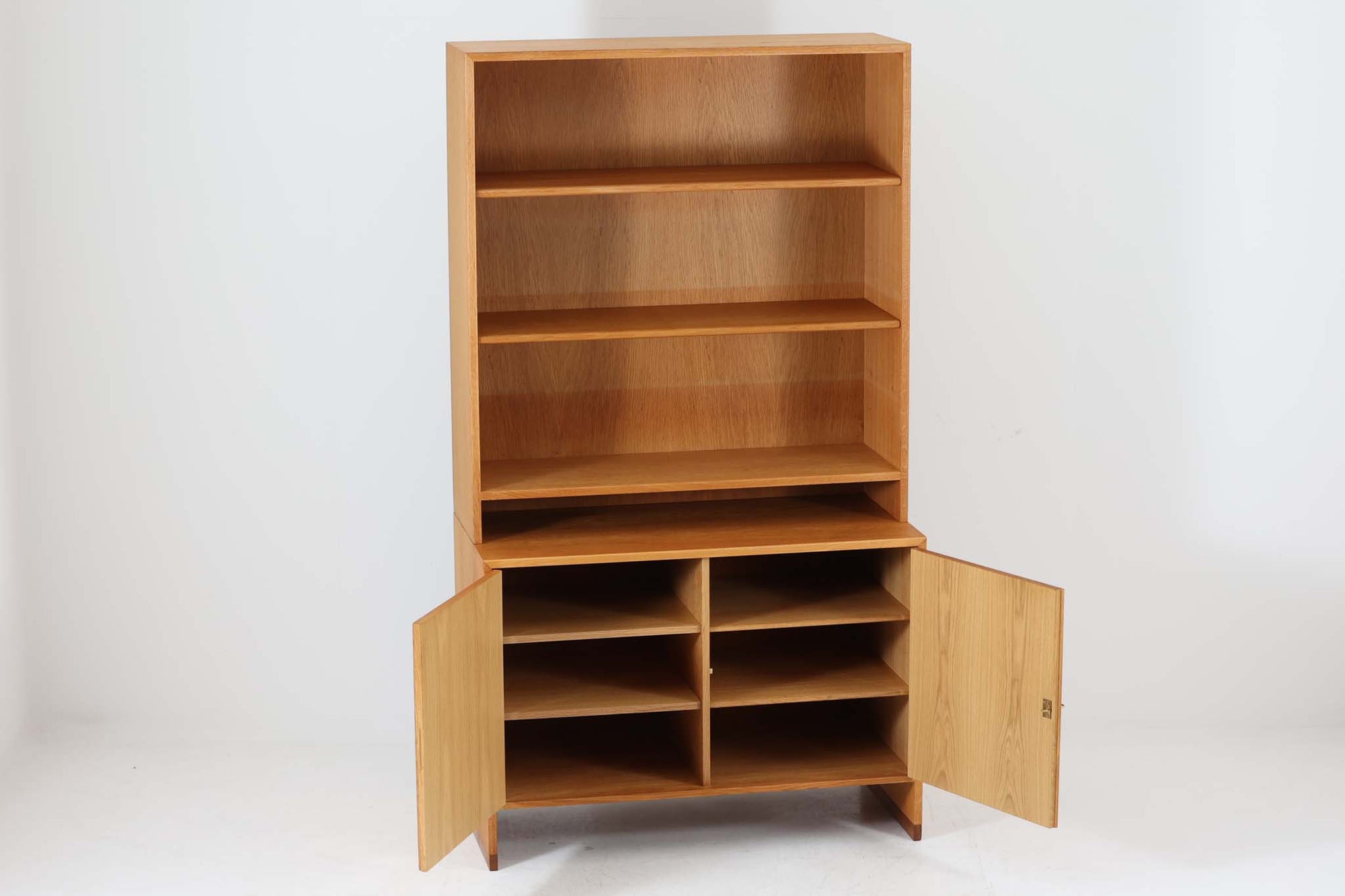 北欧より買い付けたHans J. Wegnerデザインのブックシェルフです。 彼のキャビネット類を数多く手がけたRY mobler社製の本棚です。 シンプルなデザインながらも要所要所にウェグナーらしいデザインが施してあり、実用性にも優れている逸品です。全てオーク材のモデルです。