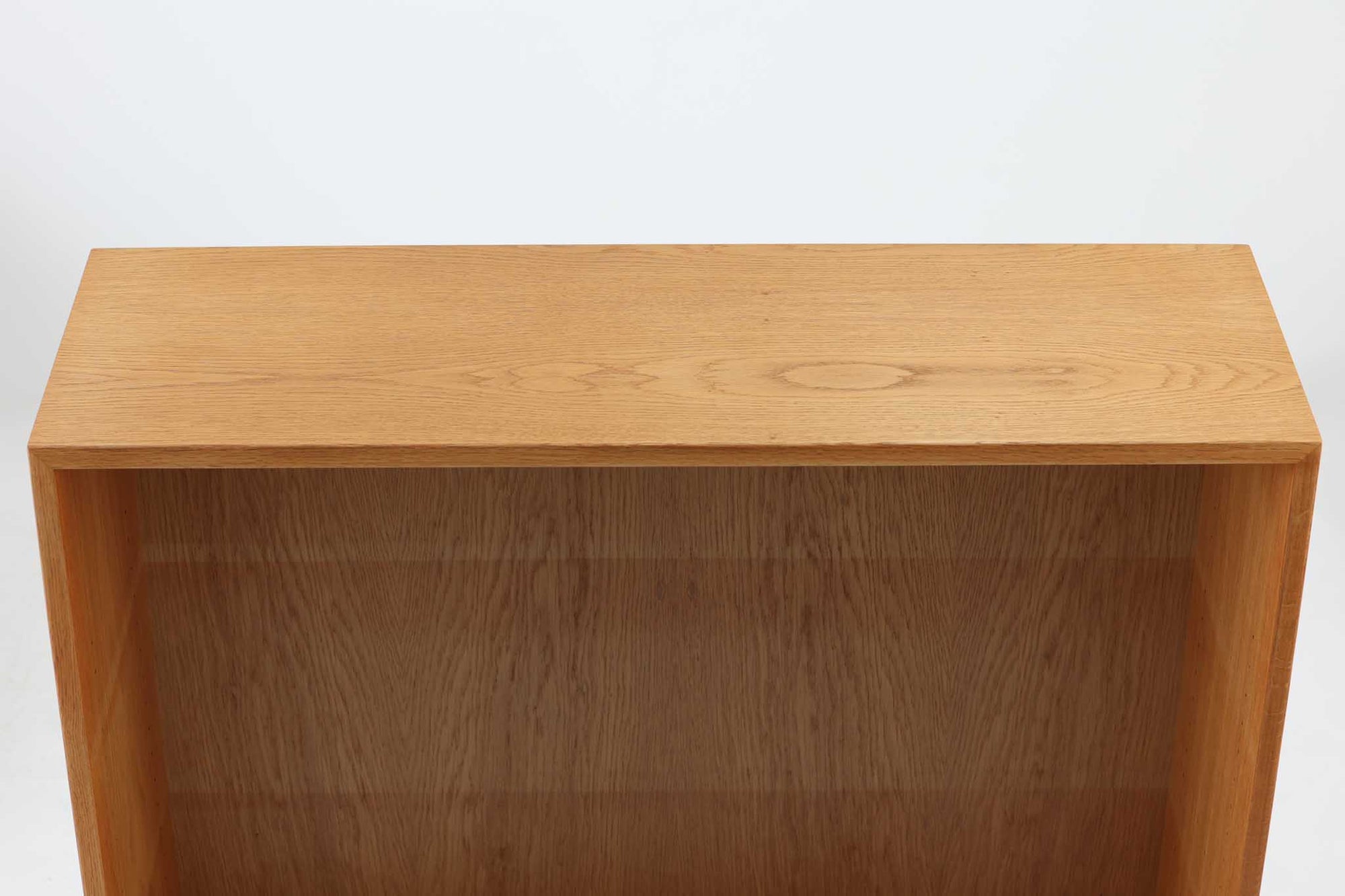 北欧より買い付けたHans J. Wegnerデザインのブックシェルフです。 彼のキャビネット類を数多く手がけたRY mobler社製の本棚です。 シンプルなデザインながらも要所要所にウェグナーらしいデザインが施してあり、実用性にも優れている逸品です。全てオーク材のモデルです。