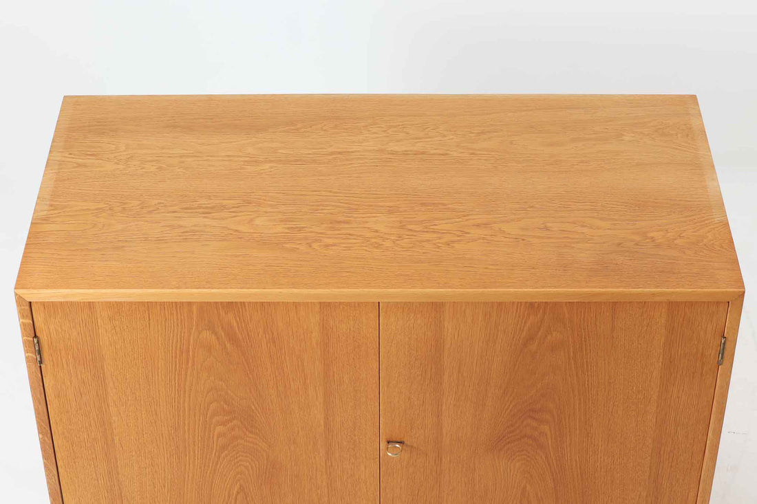 北欧より買い付けたHans J. Wegnerデザインのブックシェルフです。 彼のキャビネット類を数多く手がけたRY mobler社製の本棚です。 シンプルなデザインながらも要所要所にウェグナーらしいデザインが施してあり、実用性にも優れている逸品です。全てオーク材のモデルです。