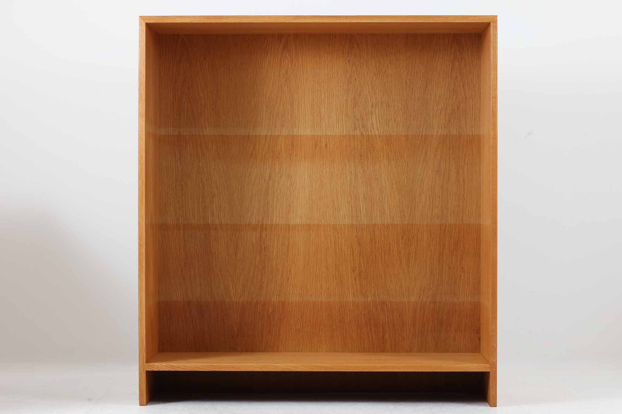 北欧より買い付けたHans J. Wegnerデザインのブックシェルフです。 彼のキャビネット類を数多く手がけたRY mobler社製の本棚です。 シンプルなデザインながらも要所要所にウェグナーらしいデザインが施してあり、実用性にも優れている逸品です。全てオーク材のモデルです。