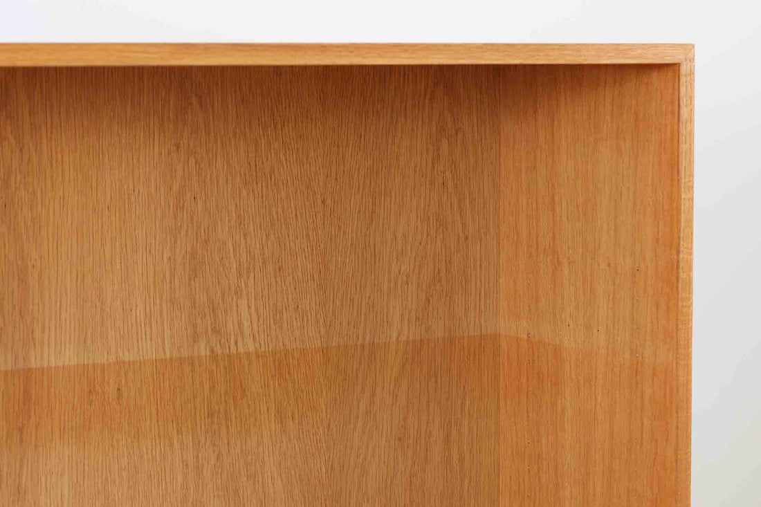 北欧より買い付けたHans J. Wegnerデザインのブックシェルフです。 彼のキャビネット類を数多く手がけたRY mobler社製の本棚です。 シンプルなデザインながらも要所要所にウェグナーらしいデザインが施してあり、実用性にも優れている逸品です。全てオーク材のモデルです。