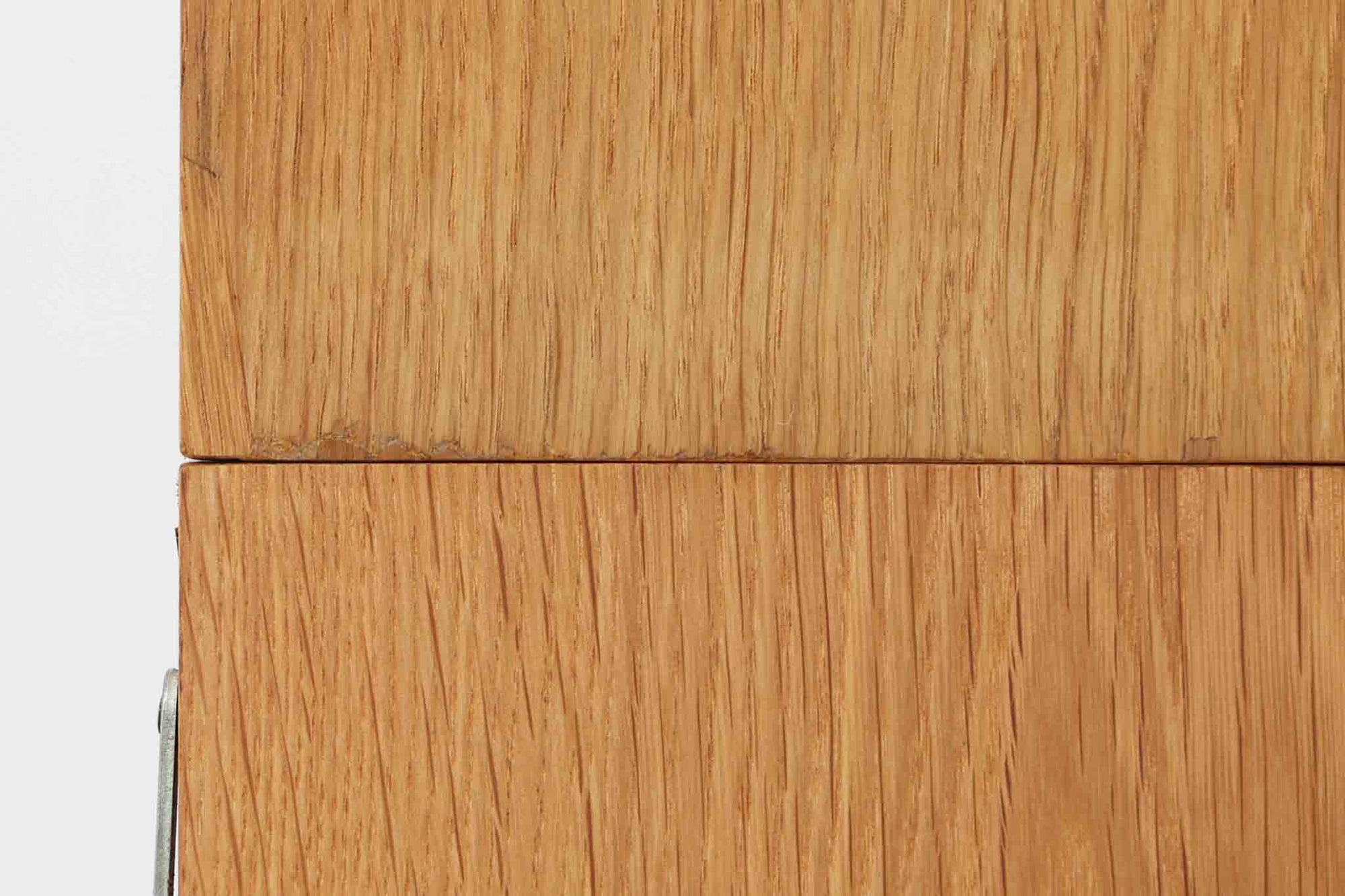 北欧より買い付けたHans J. Wegnerデザインのブックシェルフです。 彼のキャビネット類を数多く手がけたRY mobler社製の本棚です。 シンプルなデザインながらも要所要所にウェグナーらしいデザインが施してあり、実用性にも優れている逸品です。全てオーク材のモデルです。