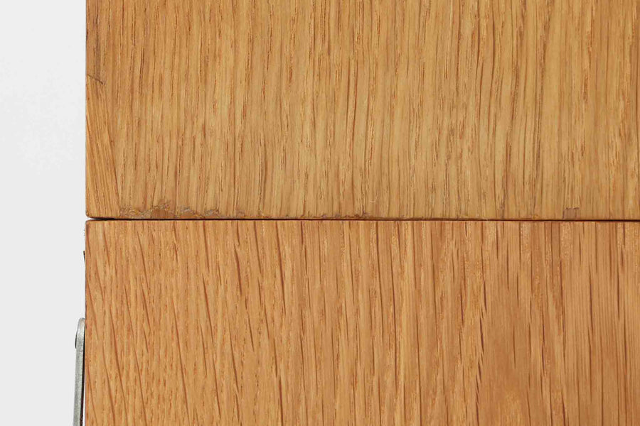 北欧より買い付けたHans J. Wegnerデザインのブックシェルフです。 彼のキャビネット類を数多く手がけたRY mobler社製の本棚です。 シンプルなデザインながらも要所要所にウェグナーらしいデザインが施してあり、実用性にも優れている逸品です。全てオーク材のモデルです。
