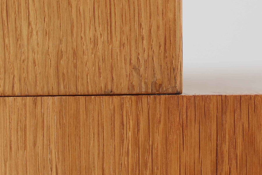 北欧より買い付けたHans J. Wegnerデザインのブックシェルフです。 彼のキャビネット類を数多く手がけたRY mobler社製の本棚です。 シンプルなデザインながらも要所要所にウェグナーらしいデザインが施してあり、実用性にも優れている逸品です。全てオーク材のモデルです。