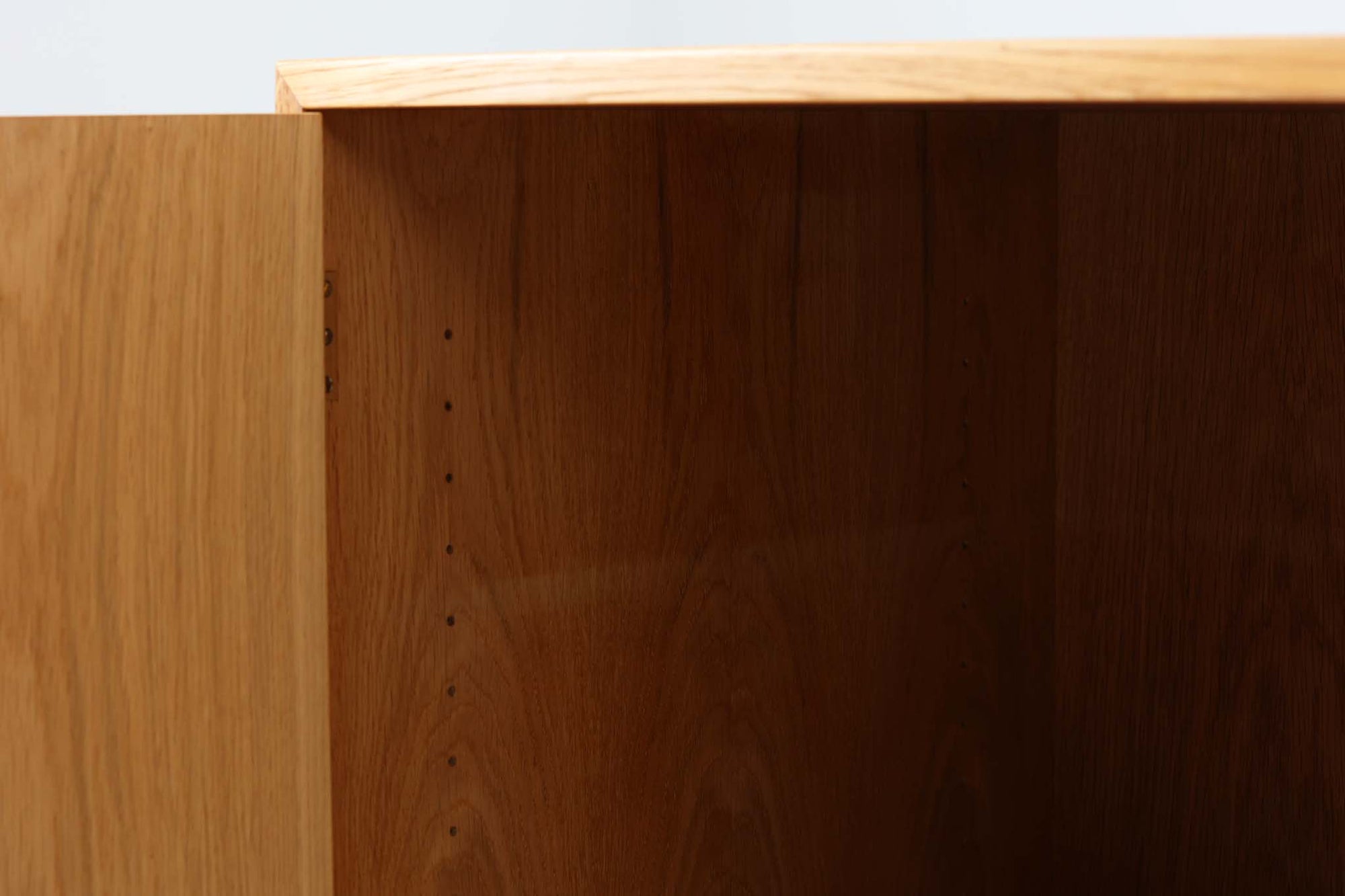 北欧より買い付けたHans J. Wegnerデザインのブックシェルフです。 彼のキャビネット類を数多く手がけたRY mobler社製の本棚です。 シンプルなデザインながらも要所要所にウェグナーらしいデザインが施してあり、実用性にも優れている逸品です。全てオーク材のモデルです。