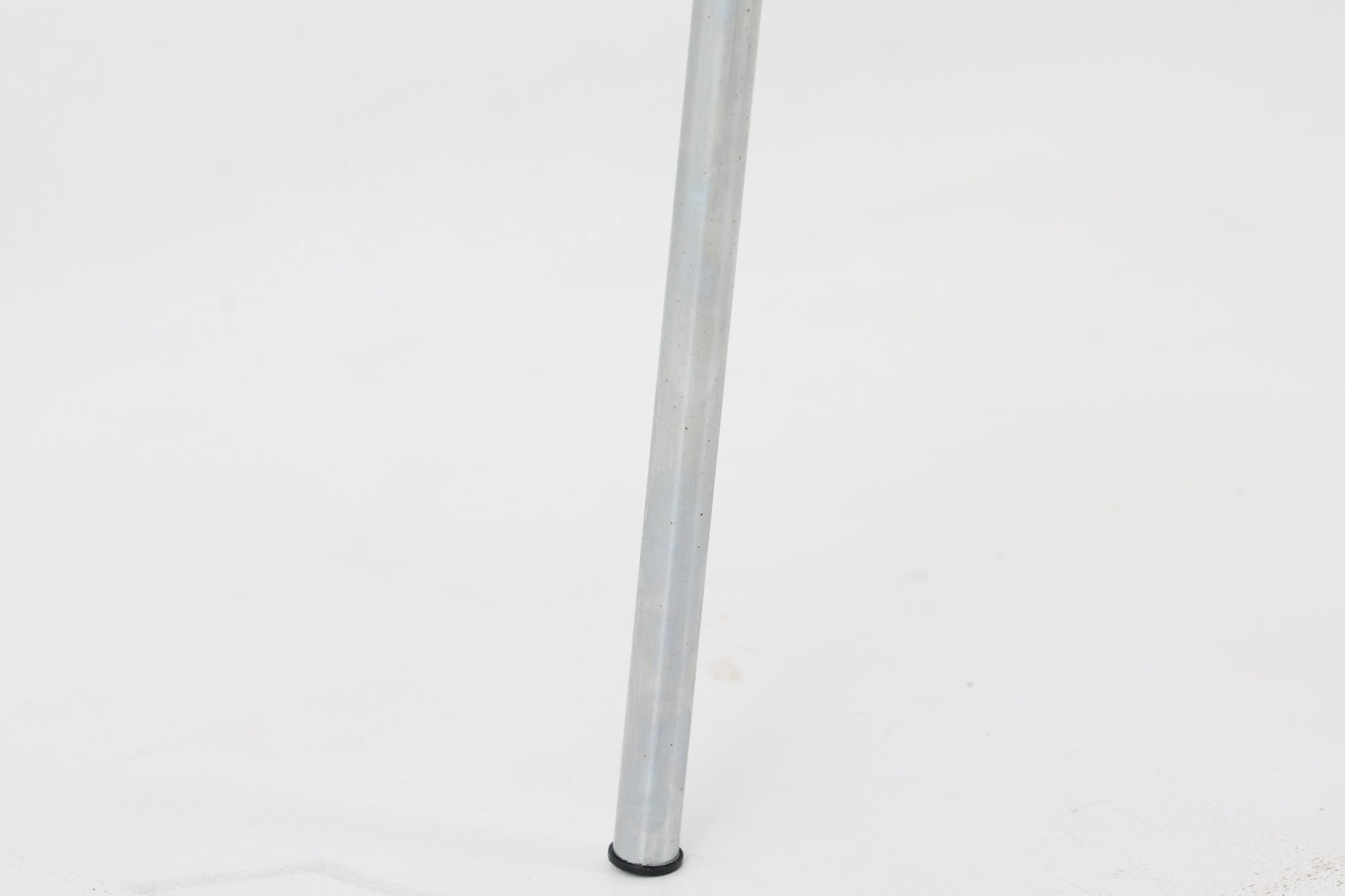 1954年、デンマークのデザイナー、Arne Jacobsen（アルネ・ヤコブセン）によって発表された3本脚のスツール、「DOT（ドット）」。このスツールは、ヤコブセンが手がけた「ルードブレ市庁舎」のロビーで待合席として使用されていました。3本脚のモデルはビンテージ品のみで入手可能です。オフィスや自宅での日常的な使用はもちろん、予備の椅子としても便利なこのスツールは、シンプルなデザインが魅力です。座面の中央がわずかにくぼんでおり、座った際にフィット感を生み出します。シンプルながらもヤコブセンのこだわりが感じられ、また、単なるスツールとしてだけでなく、ソファの横に置いて本や小物を置くサイドテーブルとしても活用できます。