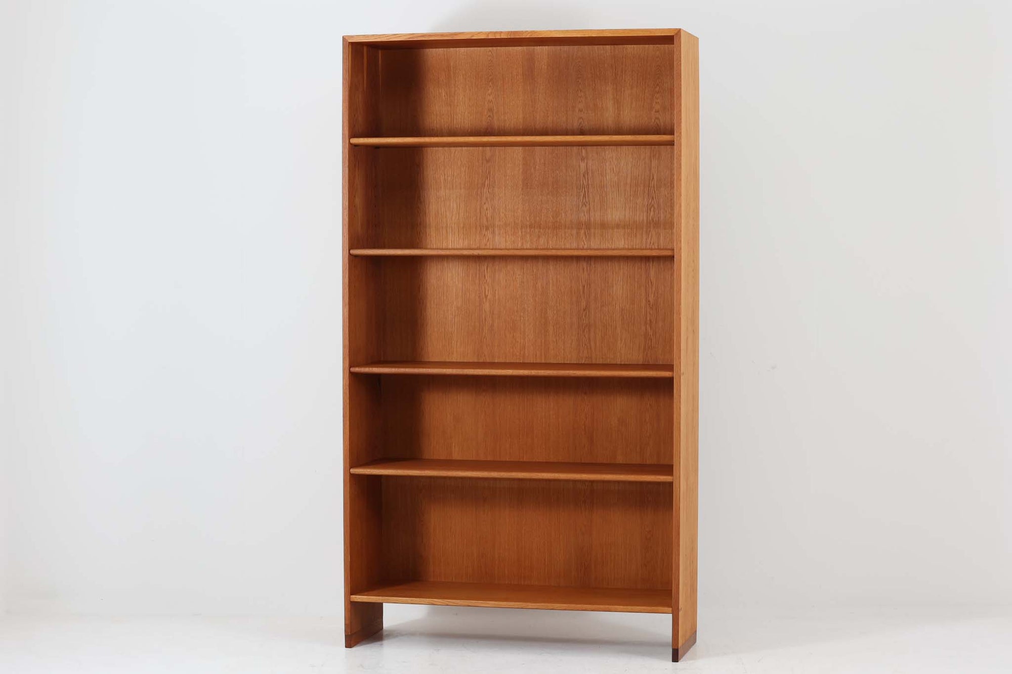 北欧より買い付けたHans J. Wegnerデザインのブックシェルフです。 彼のキャビネット類を数多く手がけたRY mobler社製の本棚です。本体はオーク材が使用されています。 シンプルなデザインながらも要所要所にウェグナーらしいデザインが施してあり、実用性にも優れている逸品です。