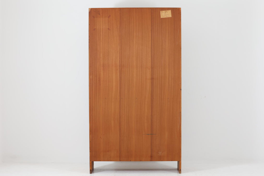 北欧より買い付けたHans J. Wegnerデザインのブックシェルフです。 彼のキャビネット類を数多く手がけたRY mobler社製の本棚です。本体はオーク材が使用されています。 シンプルなデザインながらも要所要所にウェグナーらしいデザインが施してあり、実用性にも優れている逸品です。