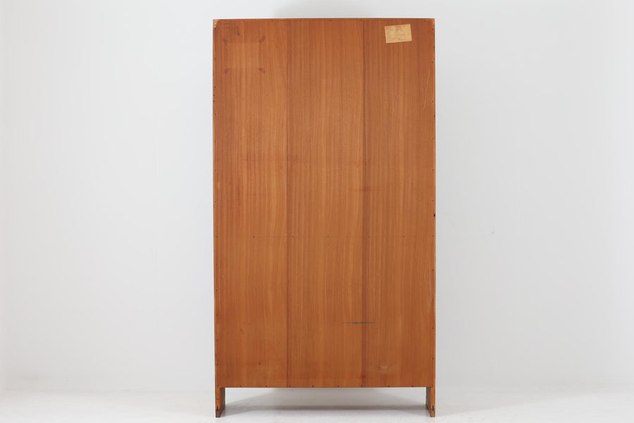 北欧より買い付けたHans J. Wegnerデザインのブックシェルフです。 彼のキャビネット類を数多く手がけたRY mobler社製の本棚です。本体はオーク材が使用されています。 シンプルなデザインながらも要所要所にウェグナーらしいデザインが施してあり、実用性にも優れている逸品です。