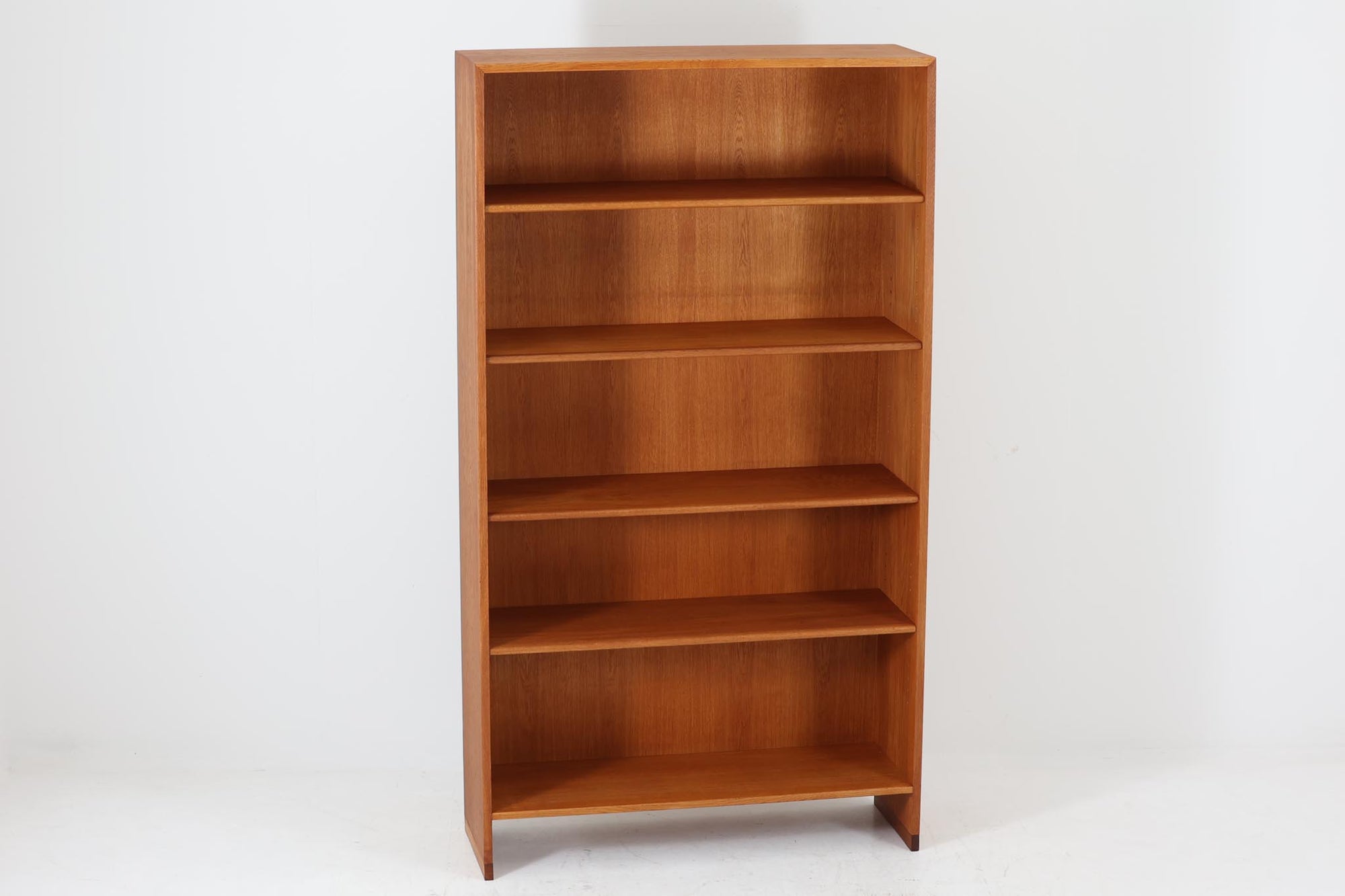 北欧より買い付けたHans J. Wegnerデザインのブックシェルフです。 彼のキャビネット類を数多く手がけたRY mobler社製の本棚です。本体はオーク材が使用されています。 シンプルなデザインながらも要所要所にウェグナーらしいデザインが施してあり、実用性にも優れている逸品です。