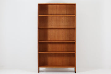 北欧より買い付けたHans J. Wegnerデザインのブックシェルフです。 彼のキャビネット類を数多く手がけたRY mobler社製の本棚です。本体はオーク材が使用されています。 シンプルなデザインながらも要所要所にウェグナーらしいデザインが施してあり、実用性にも優れている逸品です。