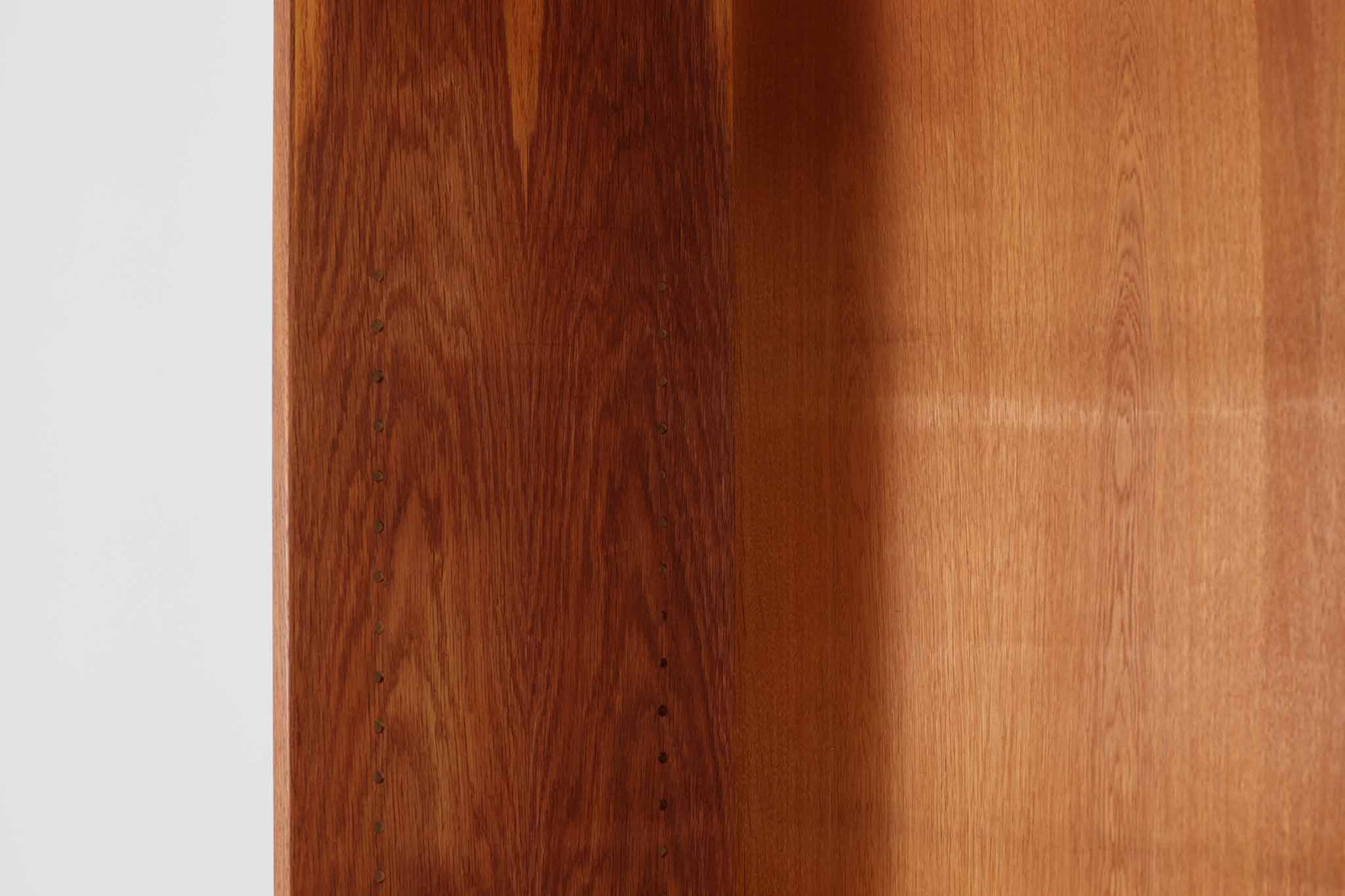 北欧より買い付けたHans J. Wegnerデザインのブックシェルフです。 彼のキャビネット類を数多く手がけたRY mobler社製の本棚です。本体はオーク材が使用されています。 シンプルなデザインながらも要所要所にウェグナーらしいデザインが施してあり、実用性にも優れている逸品です。