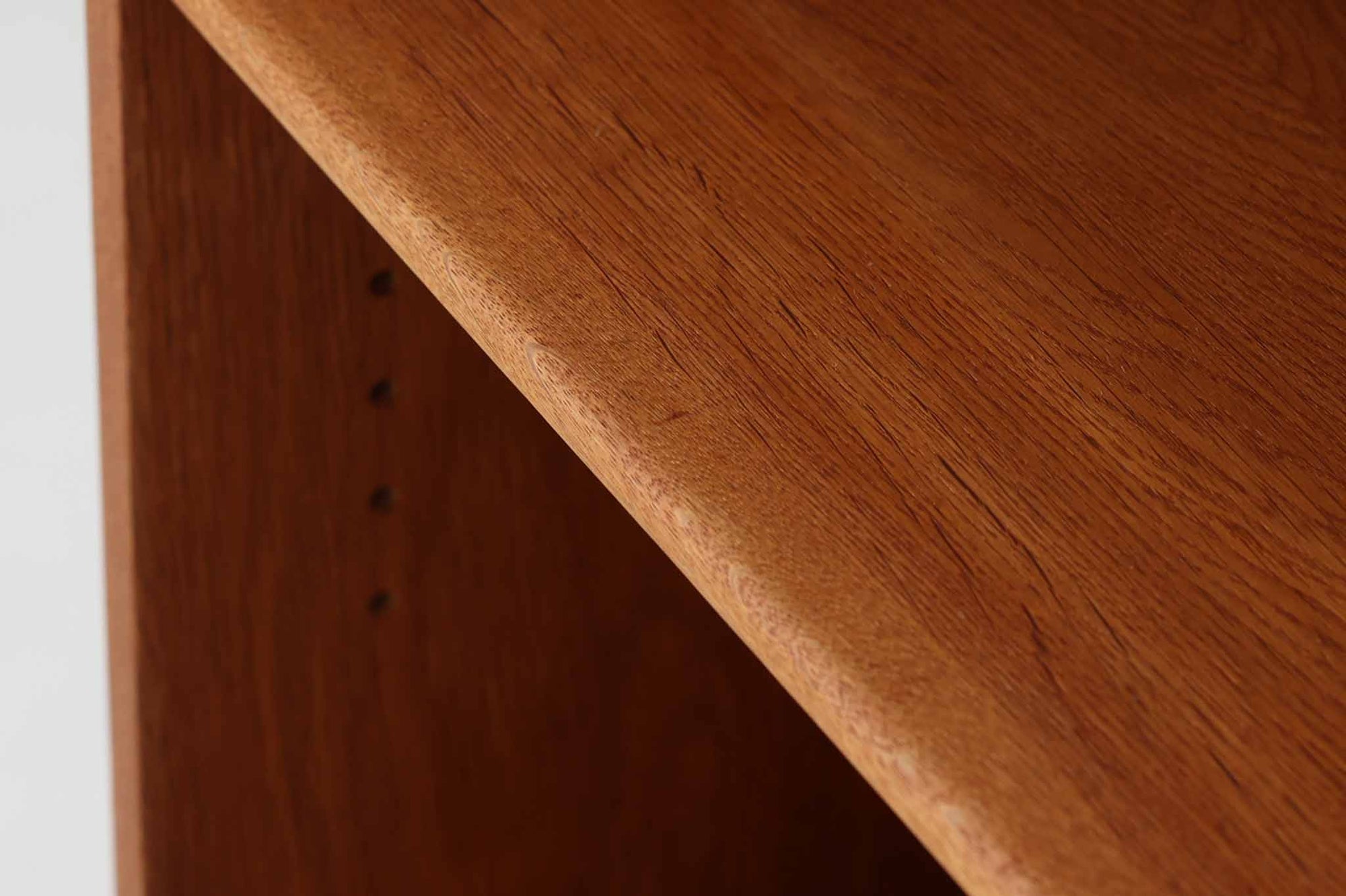 北欧より買い付けたHans J. Wegnerデザインのブックシェルフです。 彼のキャビネット類を数多く手がけたRY mobler社製の本棚です。本体はオーク材が使用されています。 シンプルなデザインながらも要所要所にウェグナーらしいデザインが施してあり、実用性にも優れている逸品です。