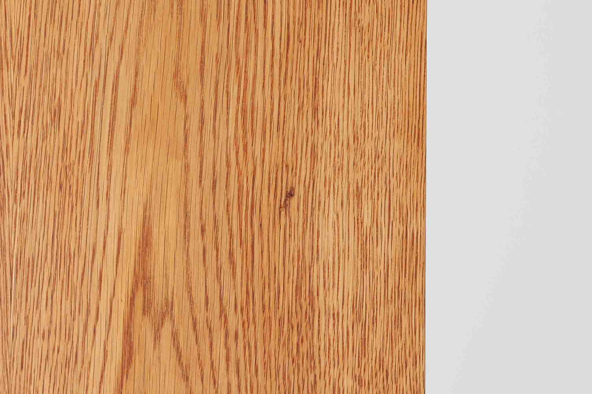 北欧より買い付けたHans J. Wegnerデザインのブックシェルフです。 彼のキャビネット類を数多く手がけたRY mobler社製の本棚です。本体はオーク材が使用されています。 シンプルなデザインながらも要所要所にウェグナーらしいデザインが施してあり、実用性にも優れている逸品です。