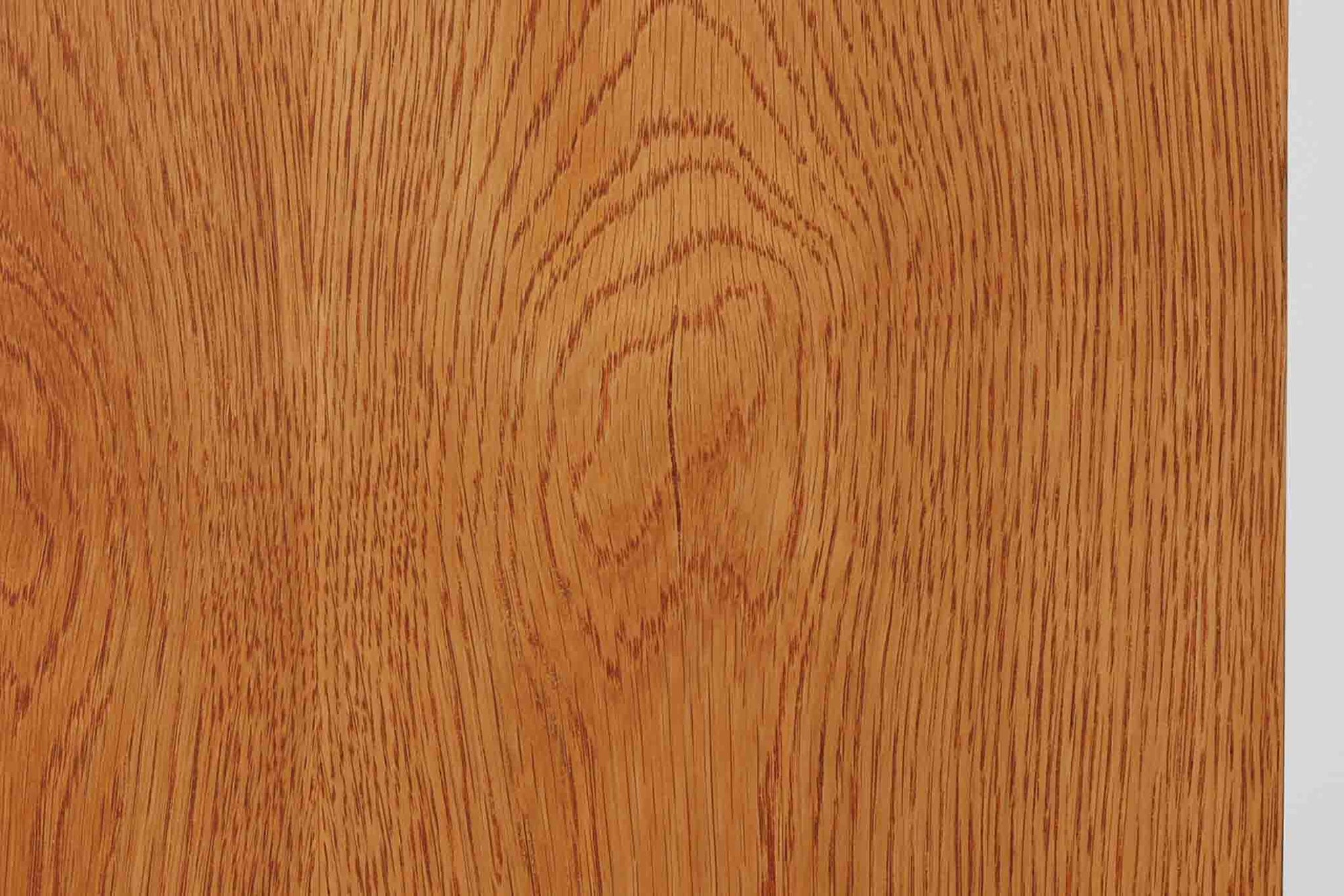 北欧より買い付けたHans J. Wegnerデザインのブックシェルフです。 彼のキャビネット類を数多く手がけたRY mobler社製の本棚です。本体はオーク材が使用されています。 シンプルなデザインながらも要所要所にウェグナーらしいデザインが施してあり、実用性にも優れている逸品です。