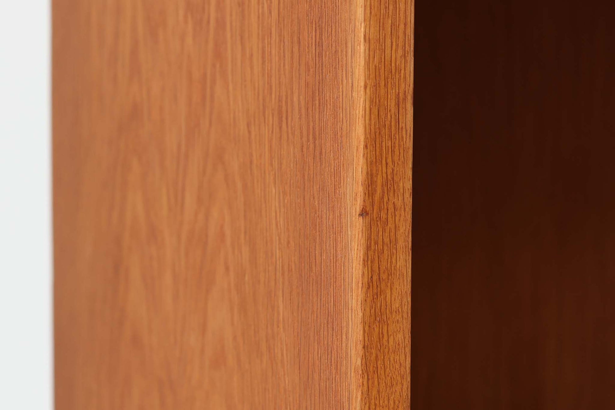 北欧より買い付けたHans J. Wegnerデザインのブックシェルフです。 彼のキャビネット類を数多く手がけたRY mobler社製の本棚です。本体はオーク材が使用されています。 シンプルなデザインながらも要所要所にウェグナーらしいデザインが施してあり、実用性にも優れている逸品です。