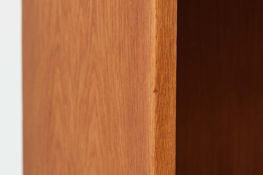 北欧より買い付けたHans J. Wegnerデザインのブックシェルフです。 彼のキャビネット類を数多く手がけたRY mobler社製の本棚です。本体はオーク材が使用されています。 シンプルなデザインながらも要所要所にウェグナーらしいデザインが施してあり、実用性にも優れている逸品です。
