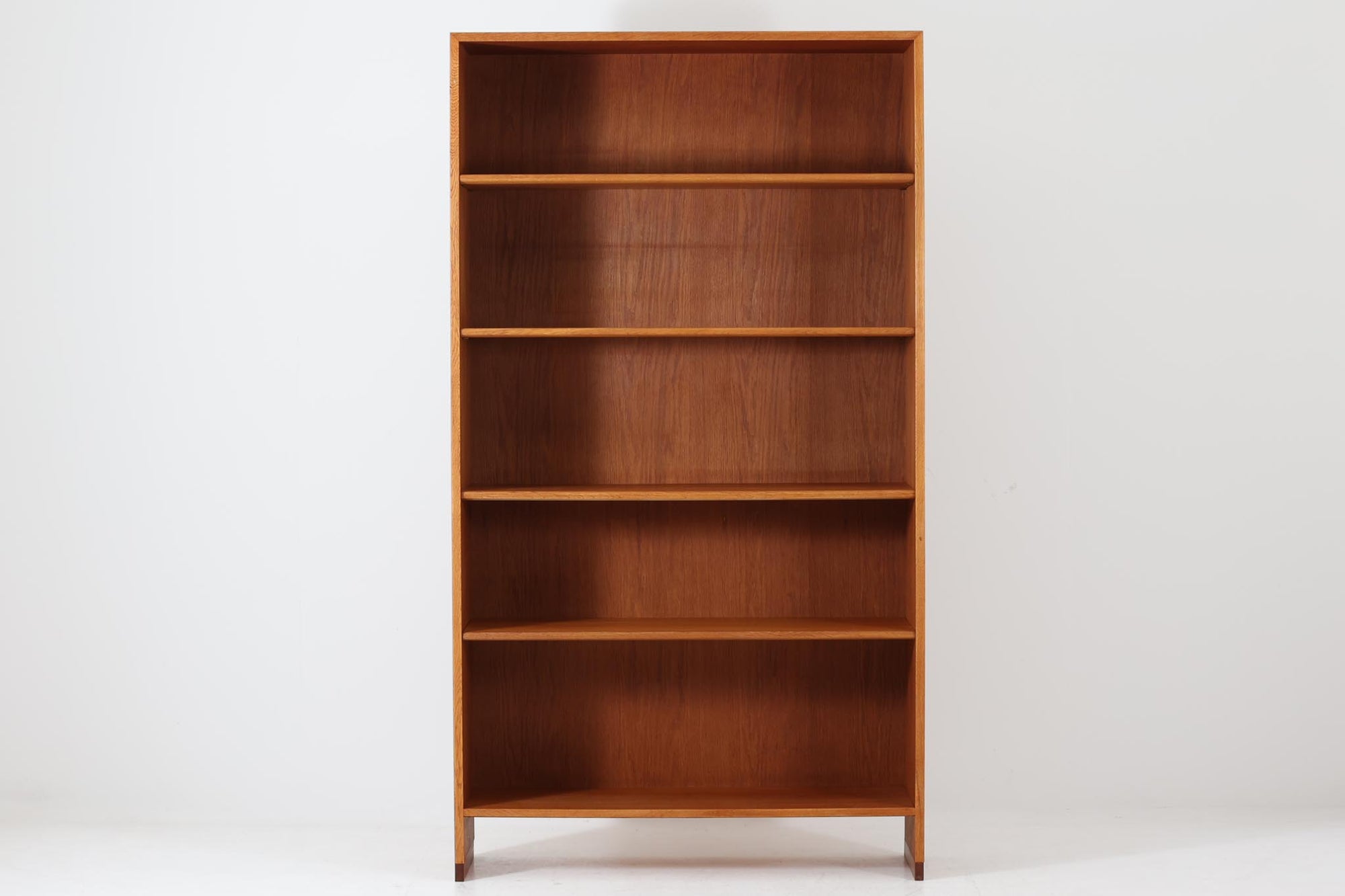 北欧より買い付けたHans J. Wegnerデザインのブックシェルフです。 彼のキャビネット類を数多く手がけたRY mobler社製の本棚です。本体はオーク材が使用されています。 シンプルなデザインながらも要所要所にウェグナーらしいデザインが施してあり、実用性にも優れている逸品です。