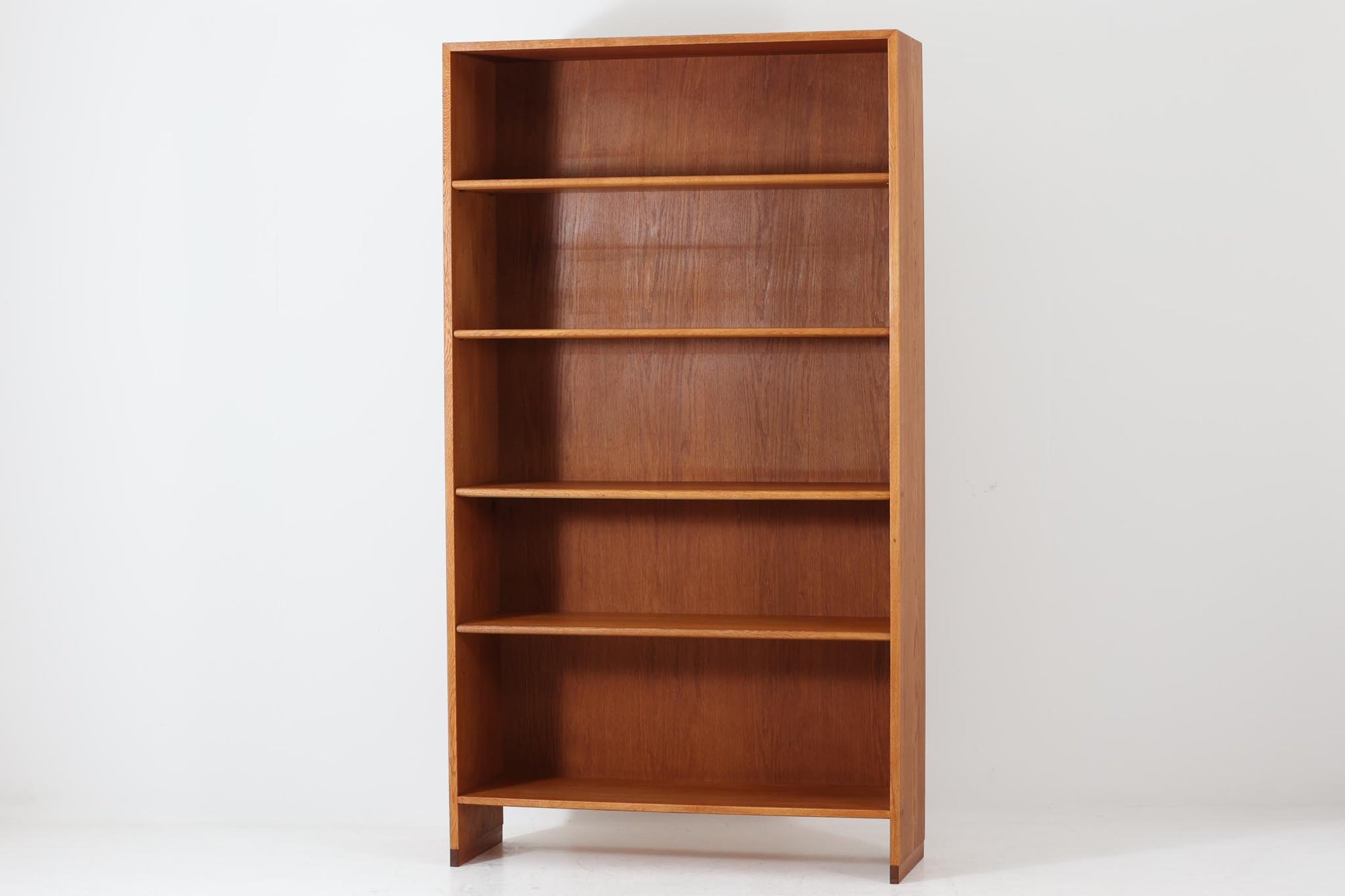 北欧より買い付けたHans J. Wegnerデザインのブックシェルフです。 彼のキャビネット類を数多く手がけたRY mobler社製の本棚です。本体はオーク材が使用されています。 シンプルなデザインながらも要所要所にウェグナーらしいデザインが施してあり、実用性にも優れている逸品です。