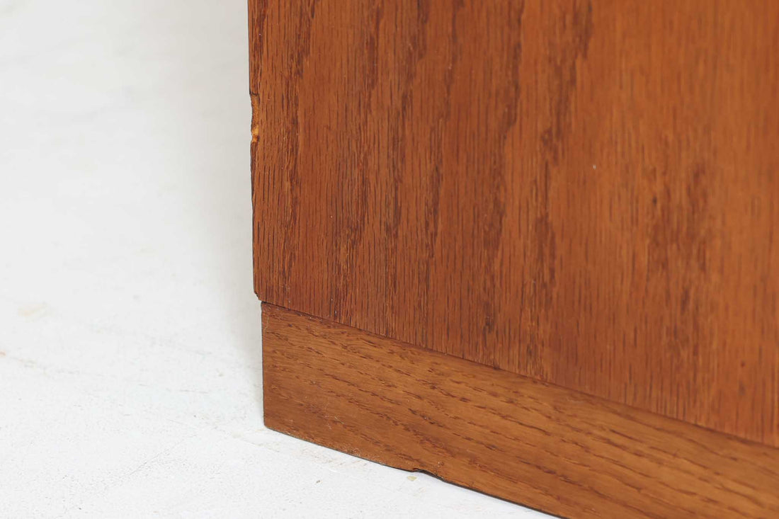 北欧より買い付けたHans J. Wegnerデザインのブックシェルフです。 彼のキャビネット類を数多く手がけたRY mobler社製の本棚です。本体はオーク材が使用されています。 シンプルなデザインながらも要所要所にウェグナーらしいデザインが施してあり、実用性にも優れている逸品です。
