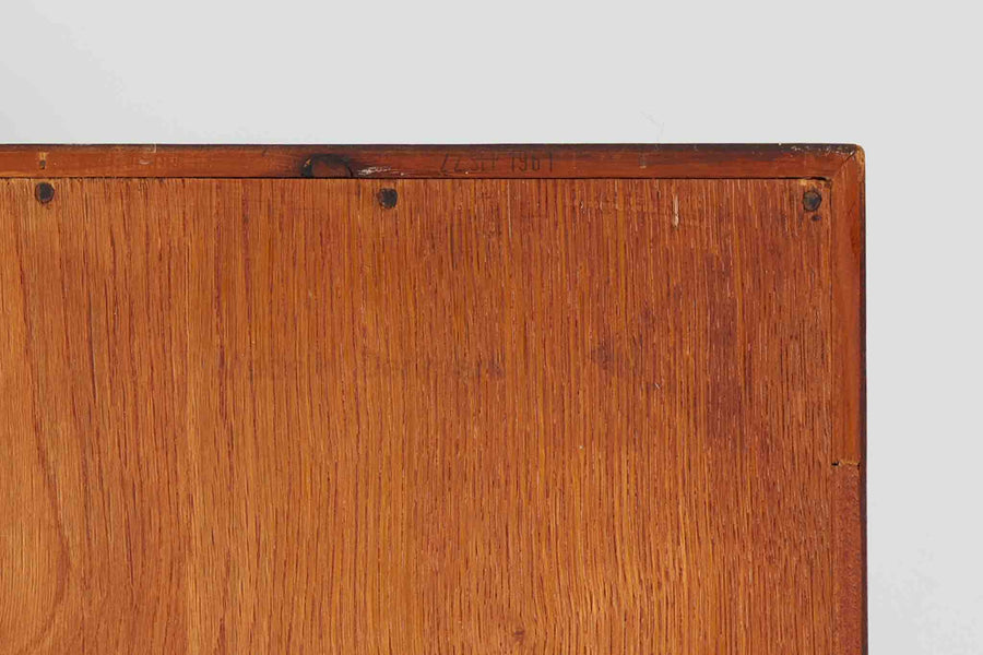 北欧より買い付けたHans J. Wegnerデザインのブックシェルフです。 彼のキャビネット類を数多く手がけたRY mobler社製の本棚です。本体はオーク材が使用されています。 シンプルなデザインながらも要所要所にウェグナーらしいデザインが施してあり、実用性にも優れている逸品です。