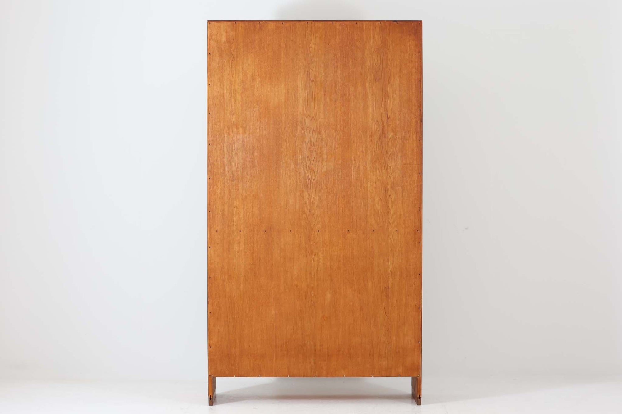 北欧より買い付けたHans J. Wegnerデザインのブックシェルフです。 彼のキャビネット類を数多く手がけたRY mobler社製の本棚です。本体はオーク材が使用されています。 シンプルなデザインながらも要所要所にウェグナーらしいデザインが施してあり、実用性にも優れている逸品です。