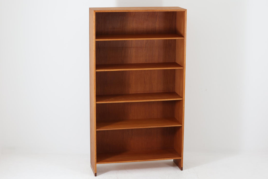 北欧より買い付けたHans J. Wegnerデザインのブックシェルフです。 彼のキャビネット類を数多く手がけたRY mobler社製の本棚です。本体はオーク材が使用されています。 シンプルなデザインながらも要所要所にウェグナーらしいデザインが施してあり、実用性にも優れている逸品です。