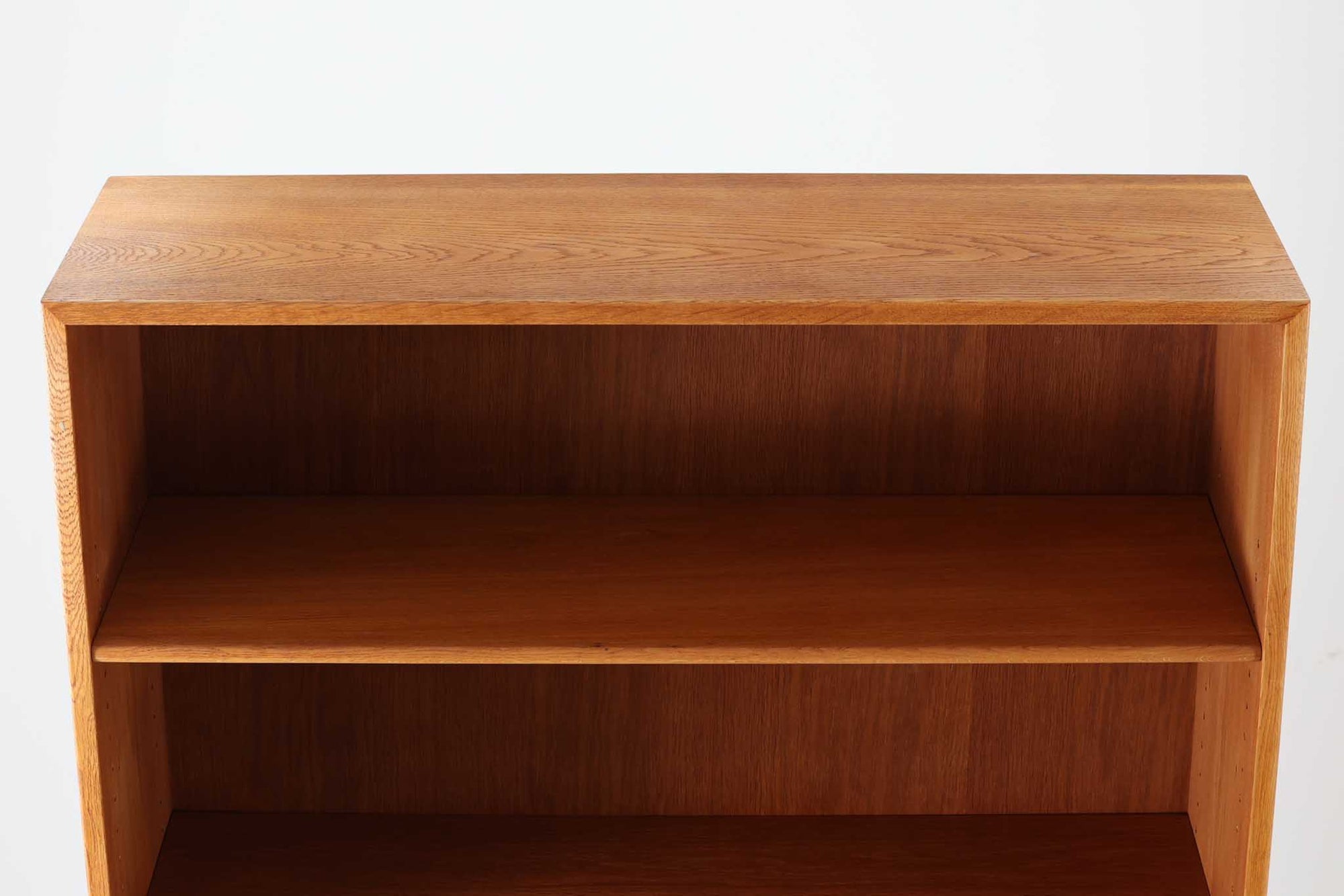 北欧より買い付けたHans J. Wegnerデザインのブックシェルフです。 彼のキャビネット類を数多く手がけたRY mobler社製の本棚です。本体はオーク材が使用されています。 シンプルなデザインながらも要所要所にウェグナーらしいデザインが施してあり、実用性にも優れている逸品です。
