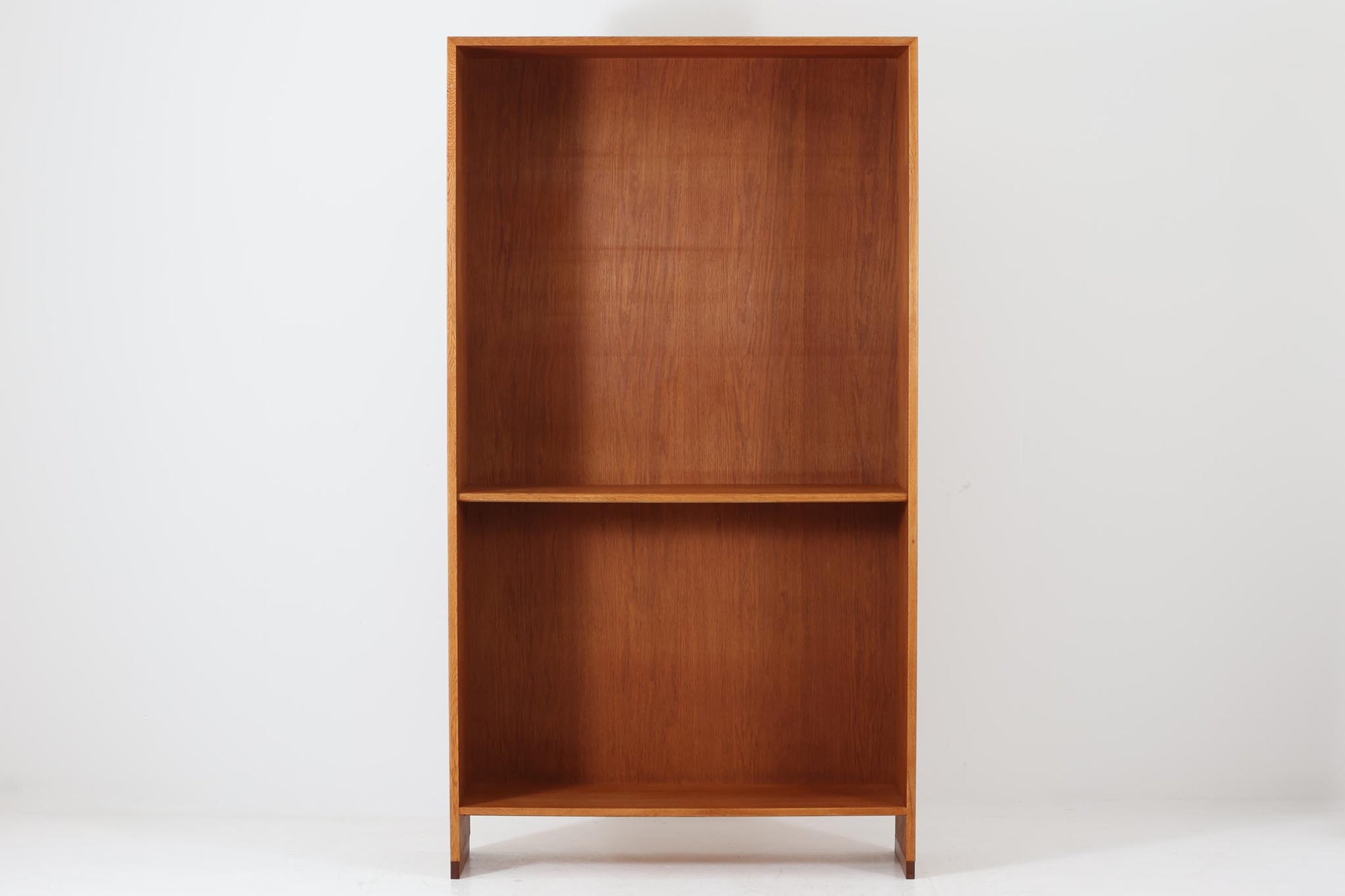 北欧より買い付けたHans J. Wegnerデザインのブックシェルフです。 彼のキャビネット類を数多く手がけたRY mobler社製の本棚です。本体はオーク材が使用されています。 シンプルなデザインながらも要所要所にウェグナーらしいデザインが施してあり、実用性にも優れている逸品です。
