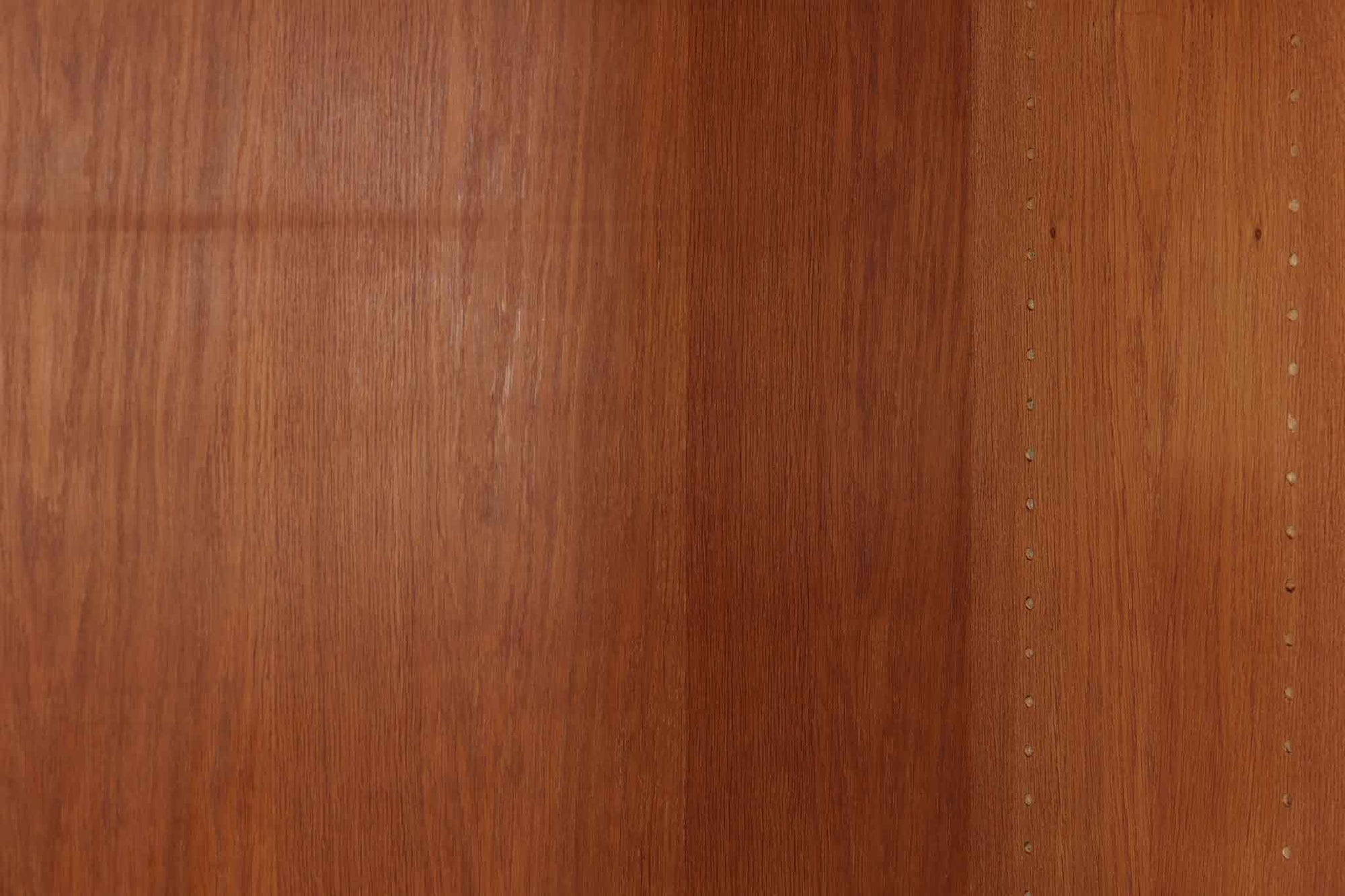 北欧より買い付けたHans J. Wegnerデザインのブックシェルフです。 彼のキャビネット類を数多く手がけたRY mobler社製の本棚です。本体はオーク材が使用されています。 シンプルなデザインながらも要所要所にウェグナーらしいデザインが施してあり、実用性にも優れている逸品です。