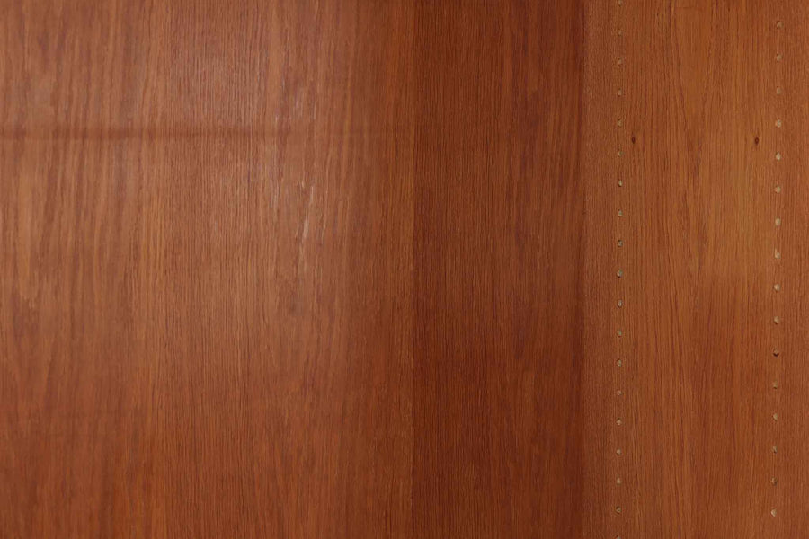 北欧より買い付けたHans J. Wegnerデザインのブックシェルフです。 彼のキャビネット類を数多く手がけたRY mobler社製の本棚です。本体はオーク材が使用されています。 シンプルなデザインながらも要所要所にウェグナーらしいデザインが施してあり、実用性にも優れている逸品です。