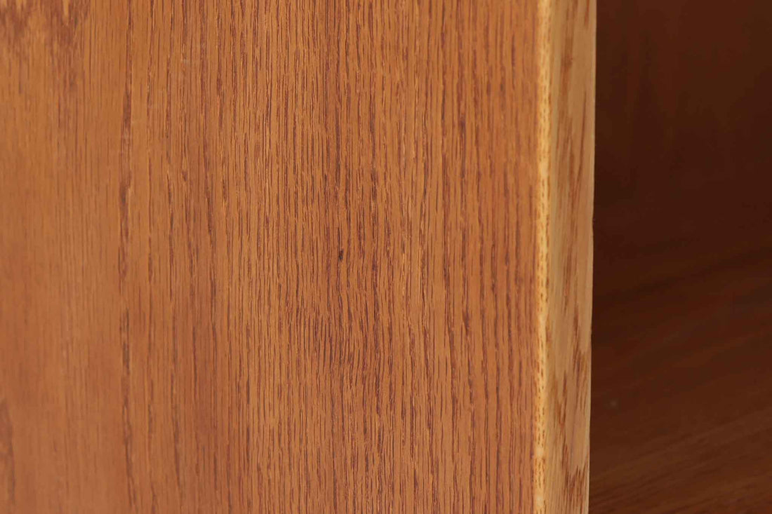 北欧より買い付けたHans J. Wegnerデザインのブックシェルフです。 彼のキャビネット類を数多く手がけたRY mobler社製の本棚です。本体はオーク材が使用されています。 シンプルなデザインながらも要所要所にウェグナーらしいデザインが施してあり、実用性にも優れている逸品です。
