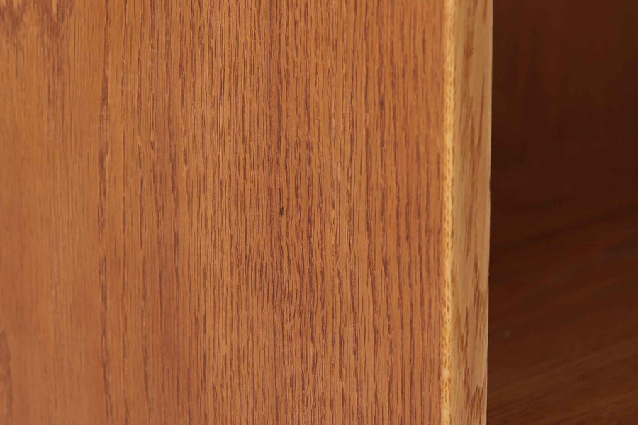 北欧より買い付けたHans J. Wegnerデザインのブックシェルフです。 彼のキャビネット類を数多く手がけたRY mobler社製の本棚です。本体はオーク材が使用されています。 シンプルなデザインながらも要所要所にウェグナーらしいデザインが施してあり、実用性にも優れている逸品です。