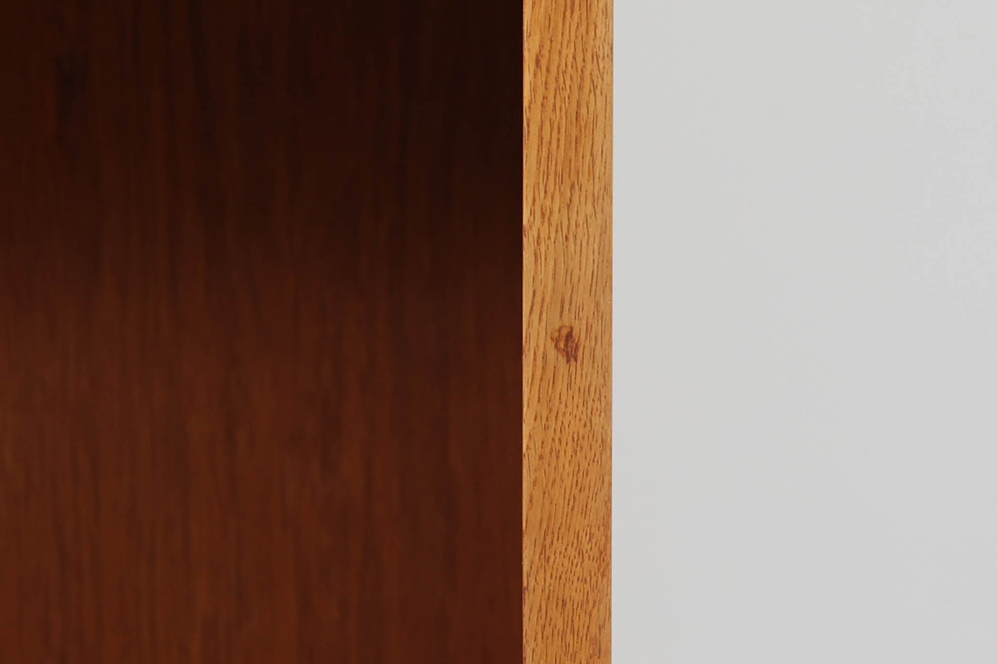 北欧より買い付けたHans J. Wegnerデザインのブックシェルフです。 彼のキャビネット類を数多く手がけたRY mobler社製の本棚です。本体はオーク材が使用されています。 シンプルなデザインながらも要所要所にウェグナーらしいデザインが施してあり、実用性にも優れている逸品です。