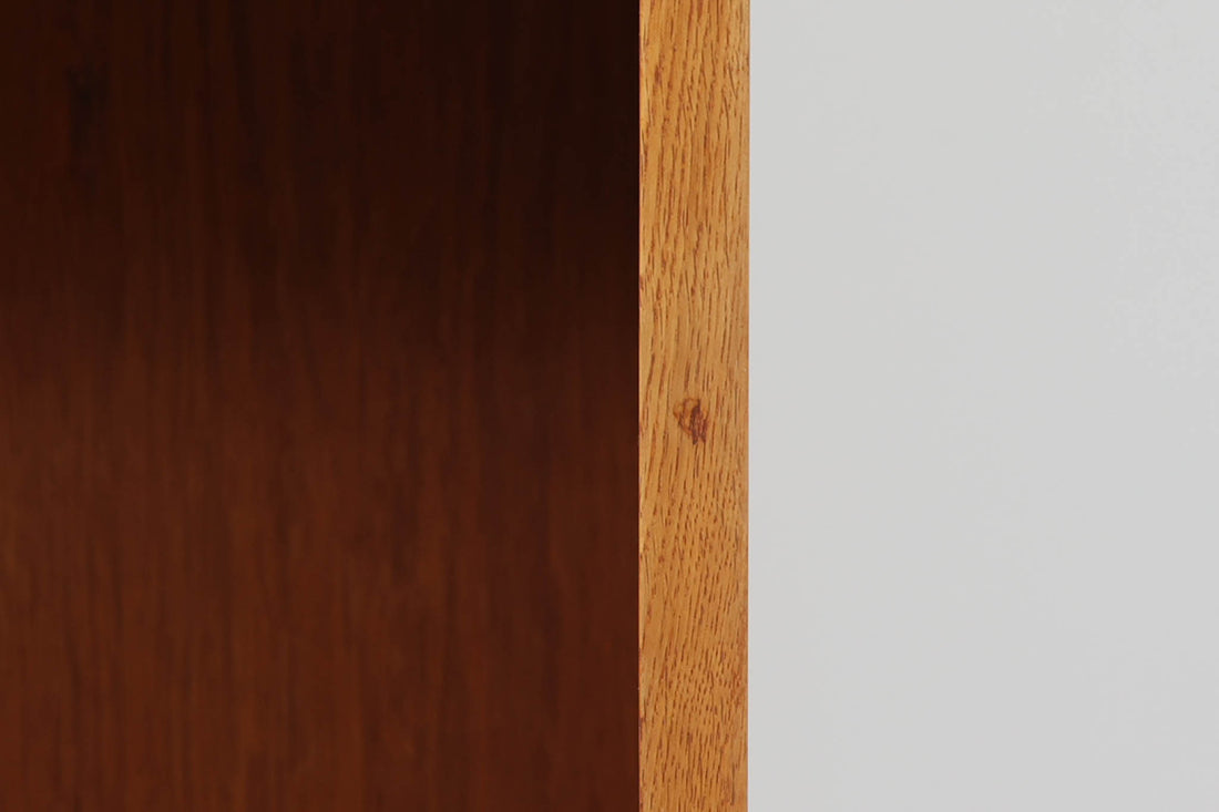 北欧より買い付けたHans J. Wegnerデザインのブックシェルフです。 彼のキャビネット類を数多く手がけたRY mobler社製の本棚です。本体はオーク材が使用されています。 シンプルなデザインながらも要所要所にウェグナーらしいデザインが施してあり、実用性にも優れている逸品です。