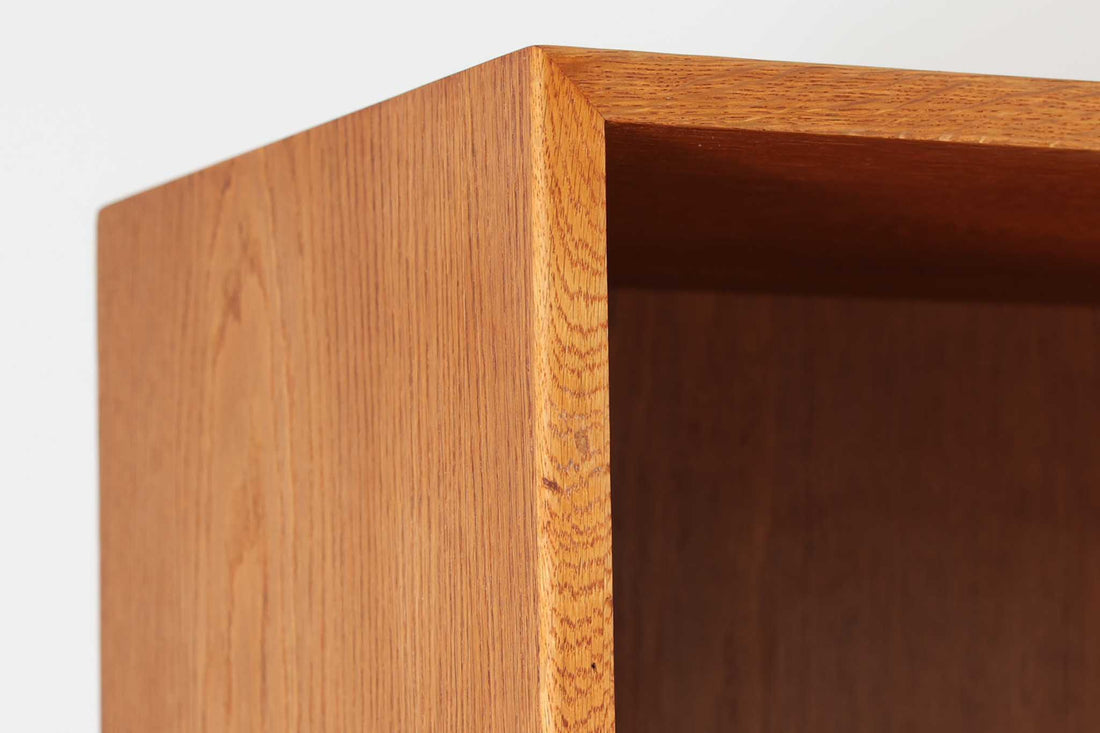 北欧より買い付けたHans J. Wegnerデザインのブックシェルフです。 彼のキャビネット類を数多く手がけたRY mobler社製の本棚です。本体はオーク材が使用されています。 シンプルなデザインながらも要所要所にウェグナーらしいデザインが施してあり、実用性にも優れている逸品です。