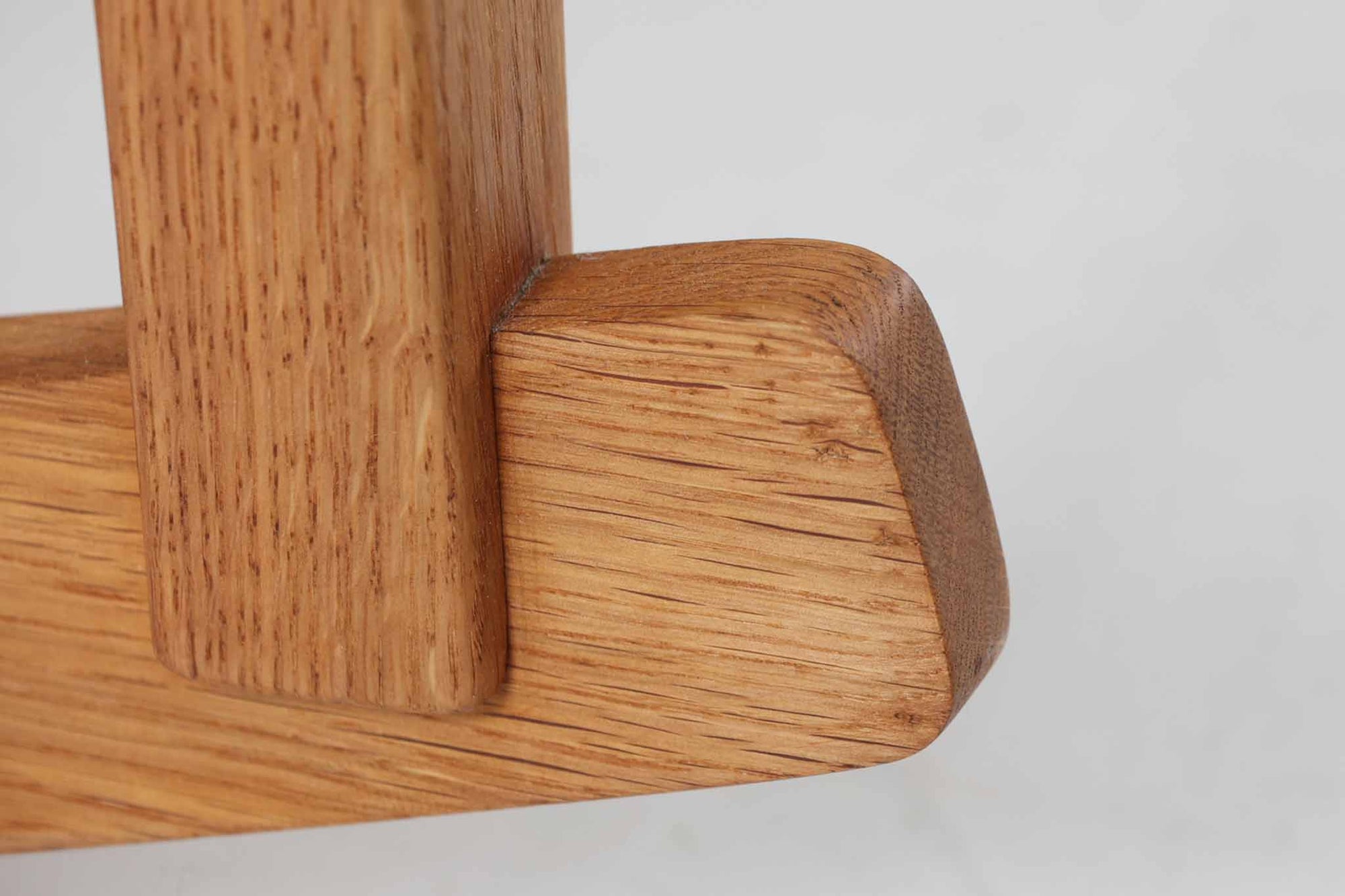 Hans J. Wegnerが1967年にデザインしたロッキングチェア「キーホールチェア（GE673）」は、GETAmA社製の一脚です。特徴的な「鍵穴」のような形状の座面固定方法が名前の由来で、左右のアーム下に引っ掛けた2本の棒が座面を支える構造です。帆布製の背もたれと座面は、ハンモックのような座り心地を提供し、まるで包み込まれるような安心感を感じさせます。ロッキングチェアならではの揺れと、程よい可動領域が特徴で、家の中でゆったりとくつろぐのに最適です。座面は簡単に取り外せ、クリーニングにも配慮されています。軽量で機能性とデザインが見事に調和した、ウェグナーならではの作品です。