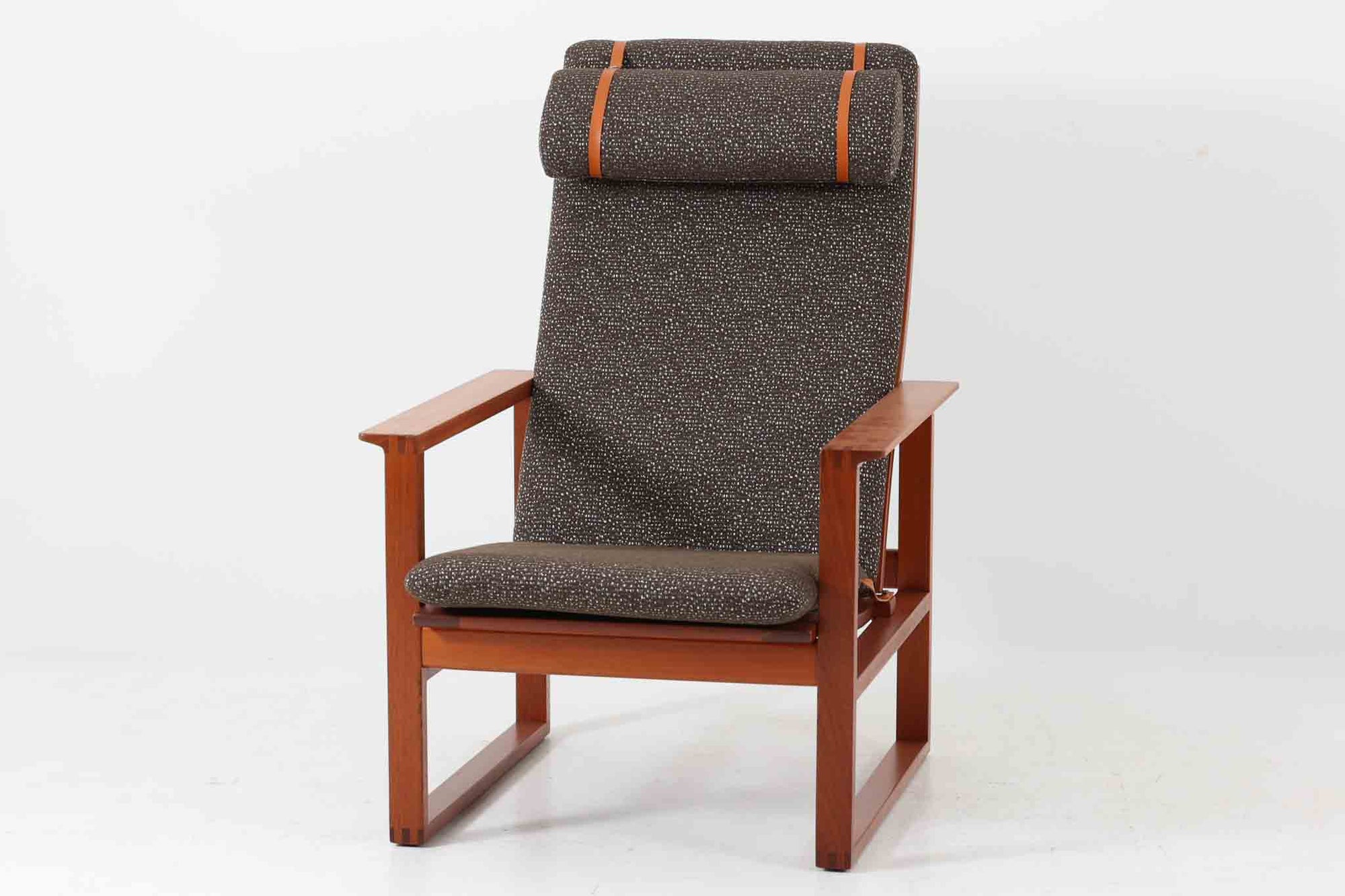 日本でも人気が高いボーエ・モーエンセンによる、ハイバックチェア　"model 2254"です。シンプルなデザインと強度と快適性を両立させた、軽量な四角形のフレームが特徴的で、"Runner Chair"とも呼ばれています。現存する高級家具メーカーFredericia社製のしっかりとした造りを感じる事ができます。ヘッドレストと調整可能なバックのおかげで快適なすわり心地です。フレームには良質で良い色味のマホガニー材が使用されています。