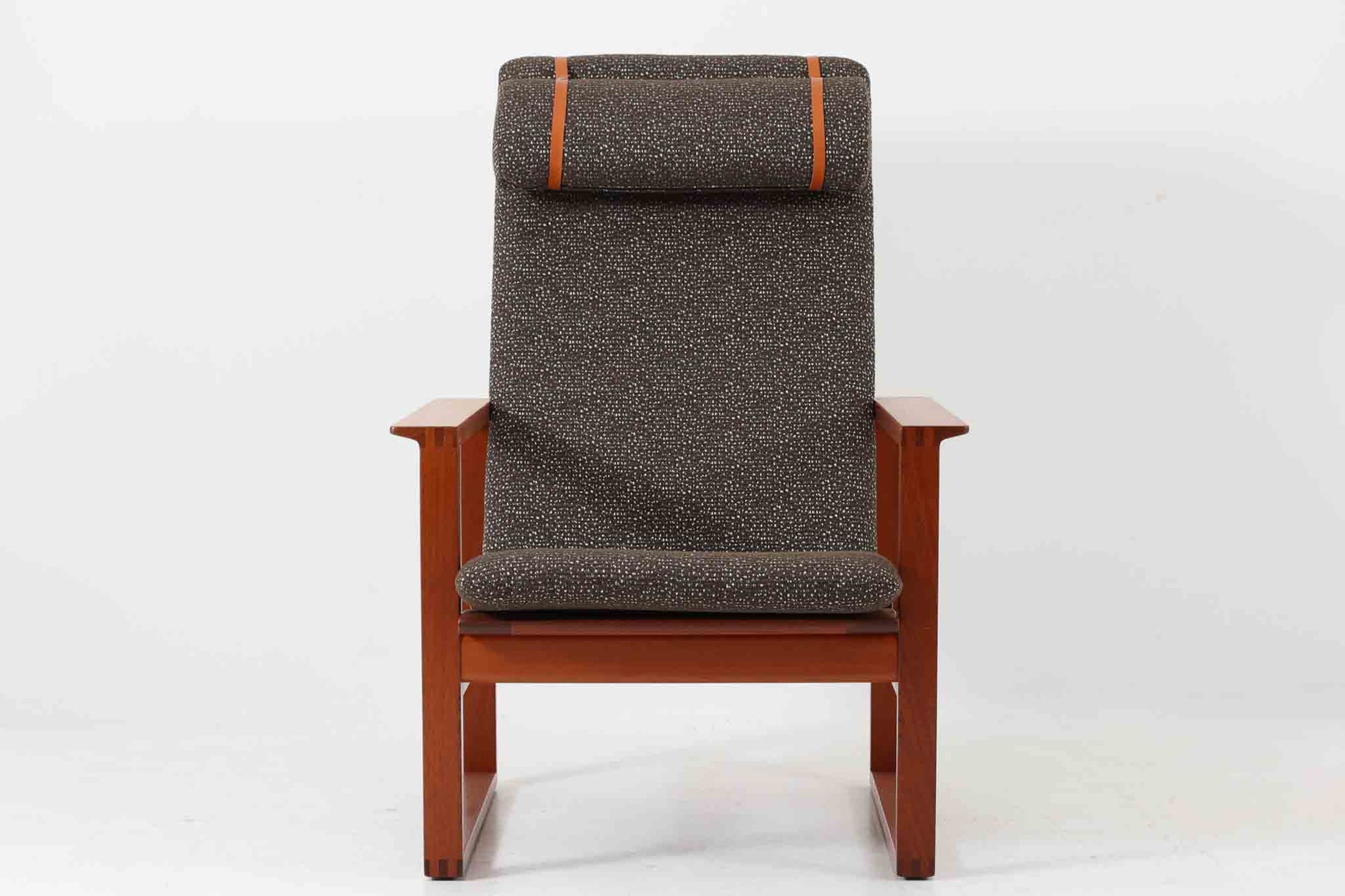 日本でも人気が高いボーエ・モーエンセンによる、ハイバックチェア　"model 2254"です。シンプルなデザインと強度と快適性を両立させた、軽量な四角形のフレームが特徴的で、"Runner Chair"とも呼ばれています。現存する高級家具メーカーFredericia社製のしっかりとした造りを感じる事ができます。ヘッドレストと調整可能なバックのおかげで快適なすわり心地です。フレームには良質で良い色味のマホガニー材が使用されています。