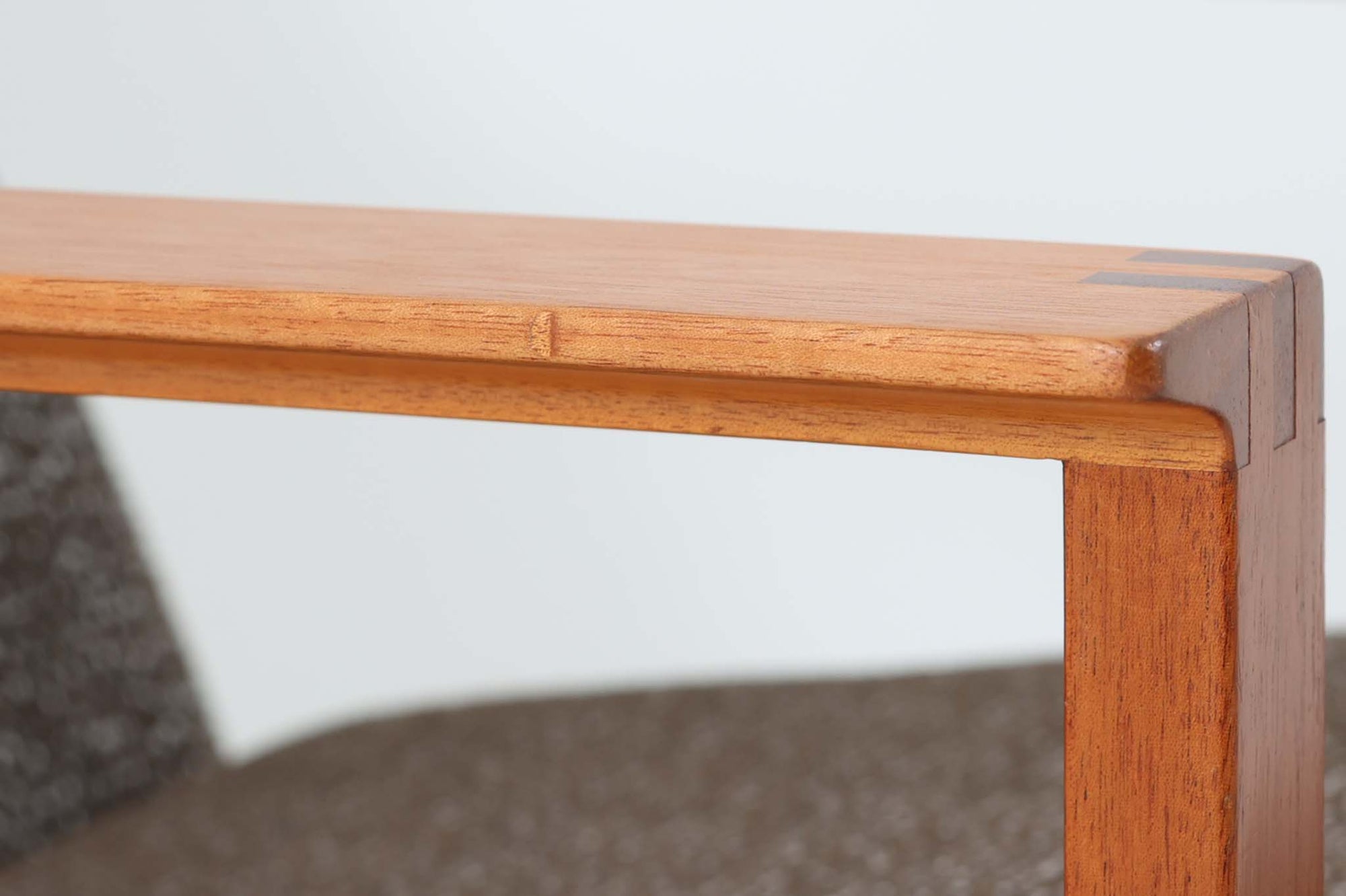 日本でも人気が高いボーエ・モーエンセンによる、ハイバックチェア　"model 2254"です。シンプルなデザインと強度と快適性を両立させた、軽量な四角形のフレームが特徴的で、"Runner Chair"とも呼ばれています。現存する高級家具メーカーFredericia社製のしっかりとした造りを感じる事ができます。ヘッドレストと調整可能なバックのおかげで快適なすわり心地です。フレームには良質で良い色味のマホガニー材が使用されています。