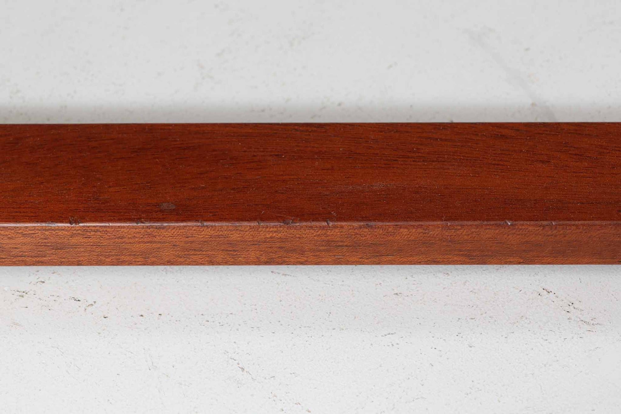 日本でも人気が高いボーエ・モーエンセンによる、ハイバックチェア　"model 2254"です。シンプルなデザインと強度と快適性を両立させた、軽量な四角形のフレームが特徴的で、"Runner Chair"とも呼ばれています。現存する高級家具メーカーFredericia社製のしっかりとした造りを感じる事ができます。ヘッドレストと調整可能なバックのおかげで快適なすわり心地です。フレームには良質で良い色味のマホガニー材が使用されています。