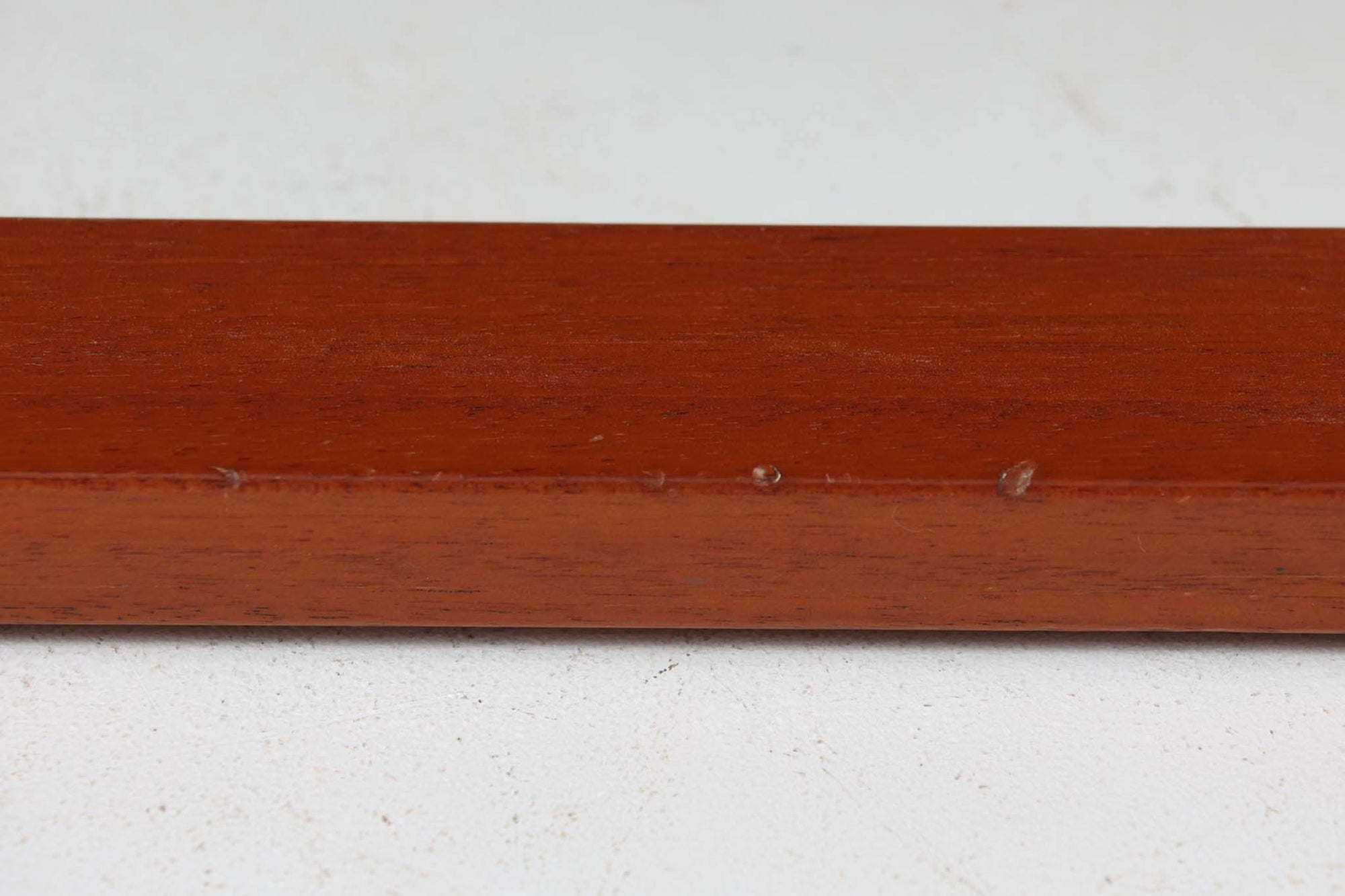 日本でも人気が高いボーエ・モーエンセンによる、ハイバックチェア　"model 2254"です。シンプルなデザインと強度と快適性を両立させた、軽量な四角形のフレームが特徴的で、"Runner Chair"とも呼ばれています。現存する高級家具メーカーFredericia社製のしっかりとした造りを感じる事ができます。ヘッドレストと調整可能なバックのおかげで快適なすわり心地です。フレームには良質で良い色味のマホガニー材が使用されています。