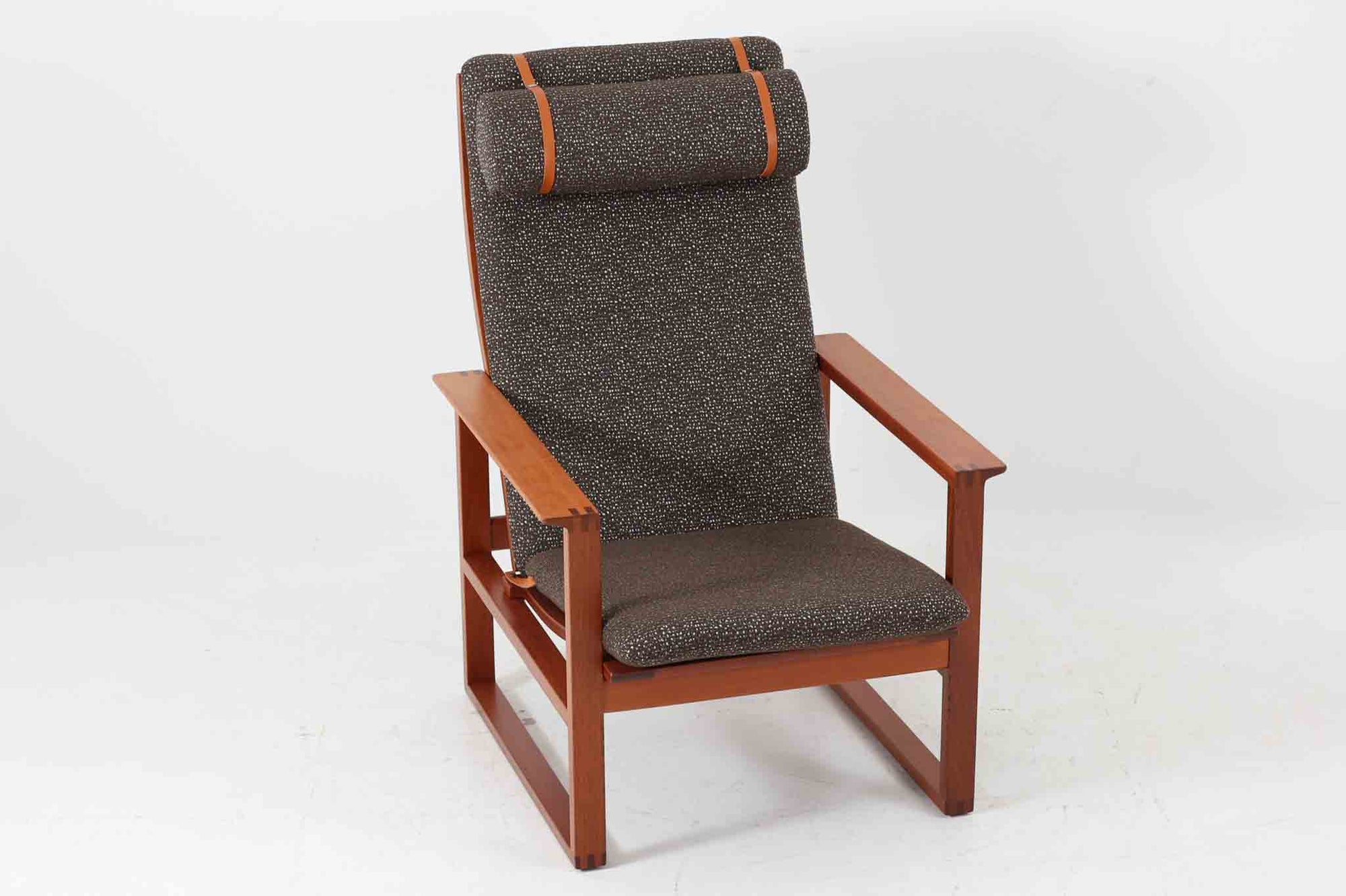 日本でも人気が高いボーエ・モーエンセンによる、ハイバックチェア　"model 2254"です。シンプルなデザインと強度と快適性を両立させた、軽量な四角形のフレームが特徴的で、"Runner Chair"とも呼ばれています。現存する高級家具メーカーFredericia社製のしっかりとした造りを感じる事ができます。ヘッドレストと調整可能なバックのおかげで快適なすわり心地です。フレームには良質で良い色味のマホガニー材が使用されています。